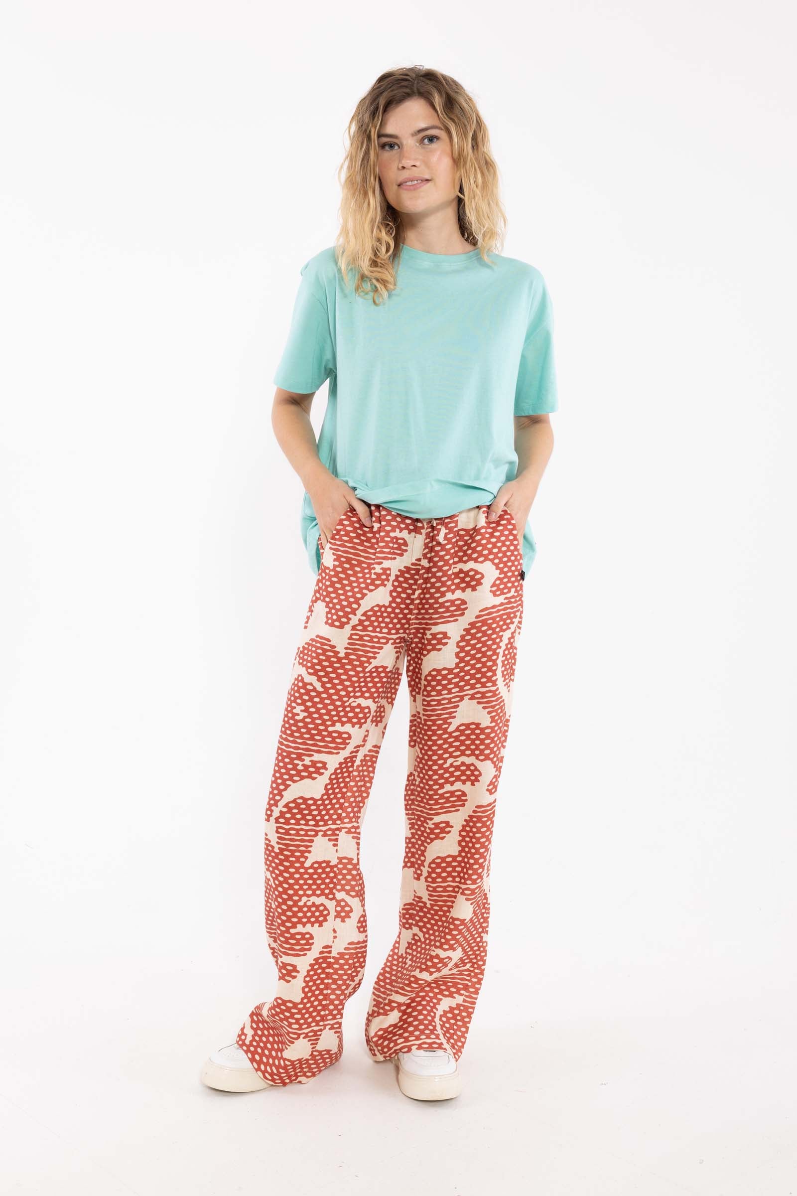 Fine mønstrede bukser i orangebrun og varm sandfarve i lækker hørblanding til kvinder