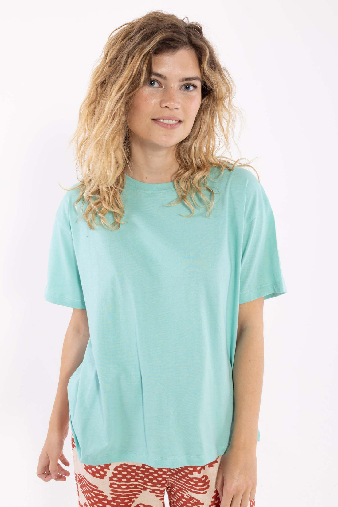 Fin boxy t-shirt i mint med rund hals til kvinder