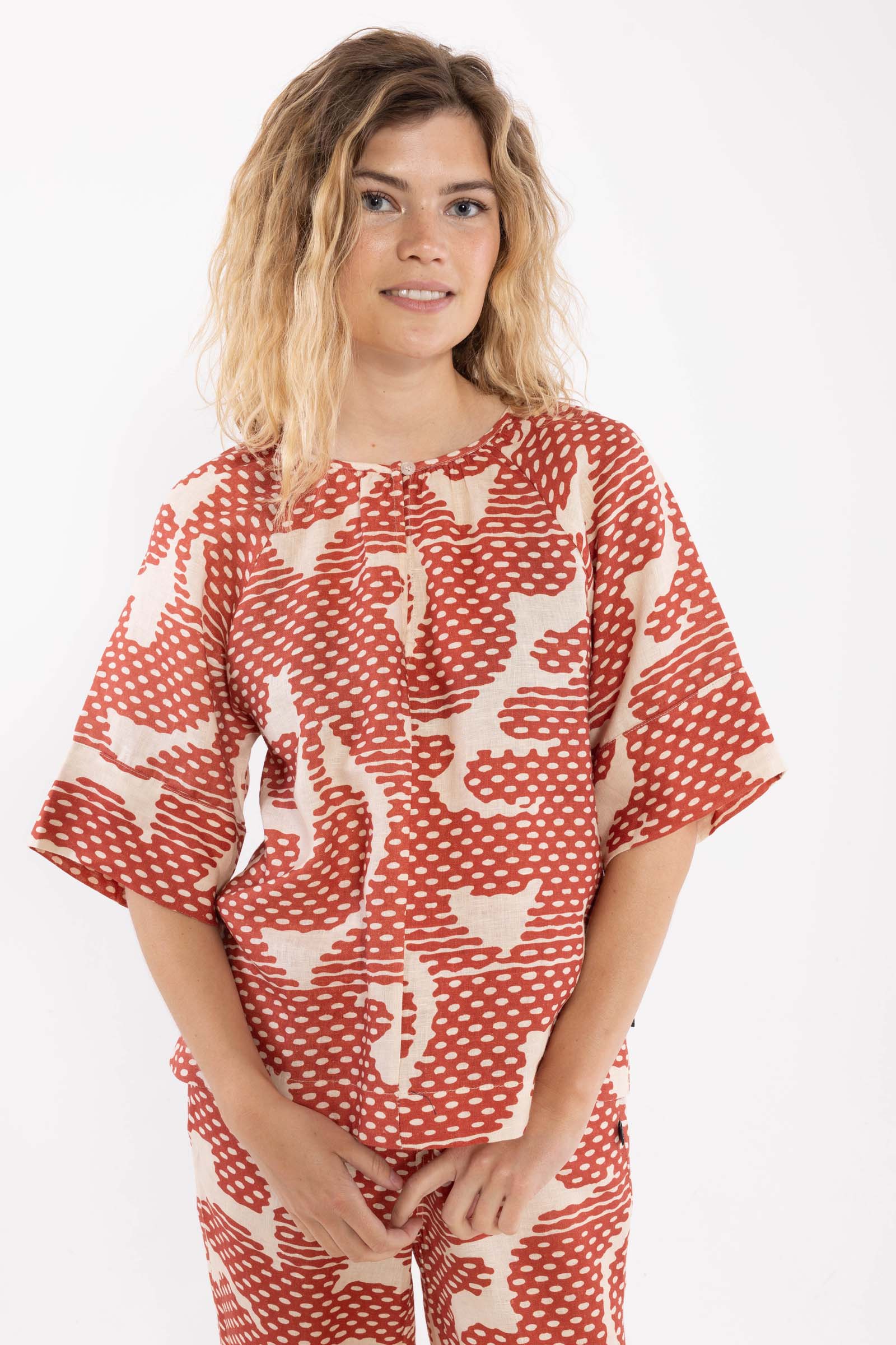 Sød skjortebluse i orangebrunt og sandfarvet mønster og lækker hørblanding til kvinder