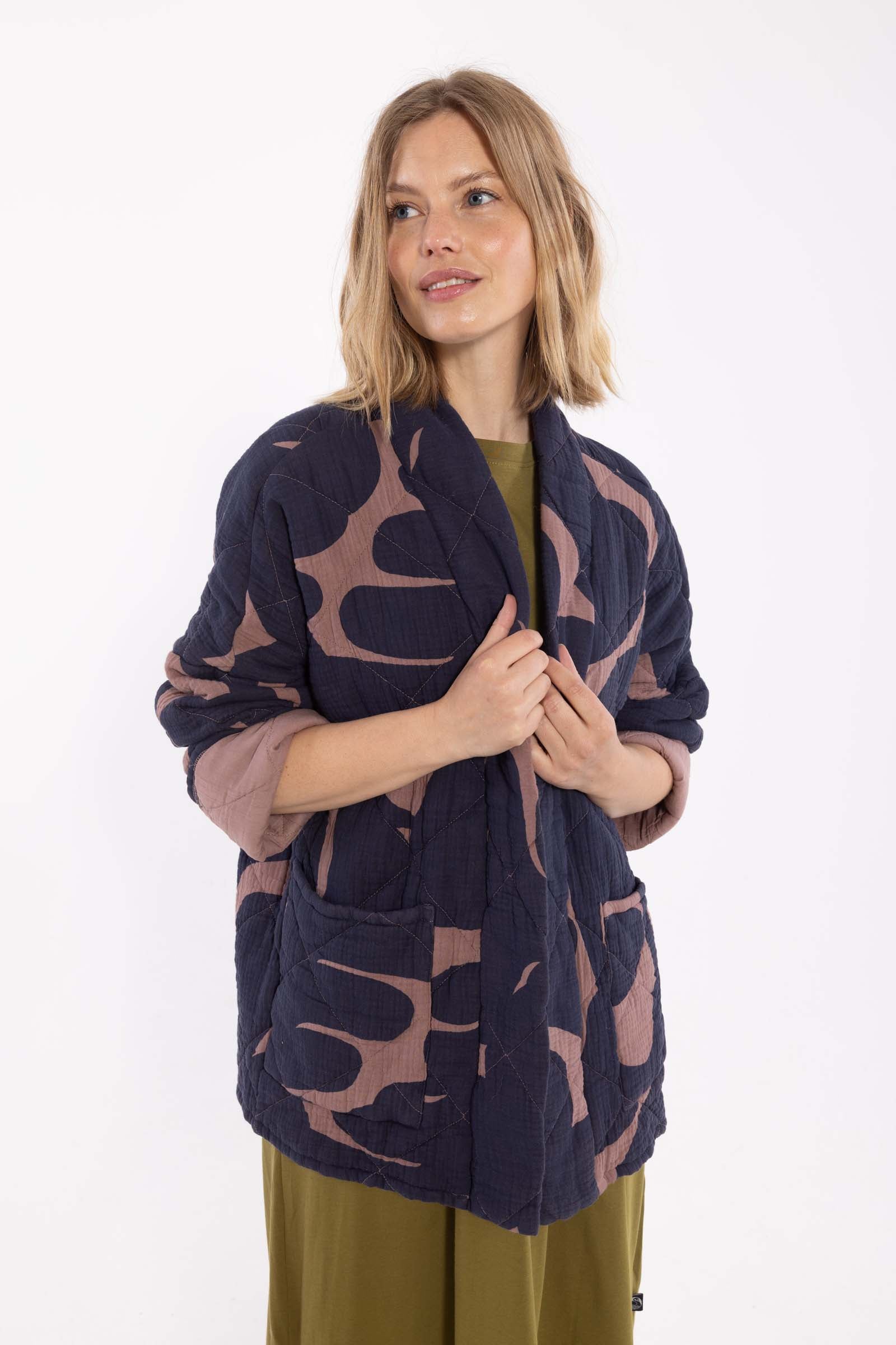 Smuk quiltet jakke med fint mønster til kvinder