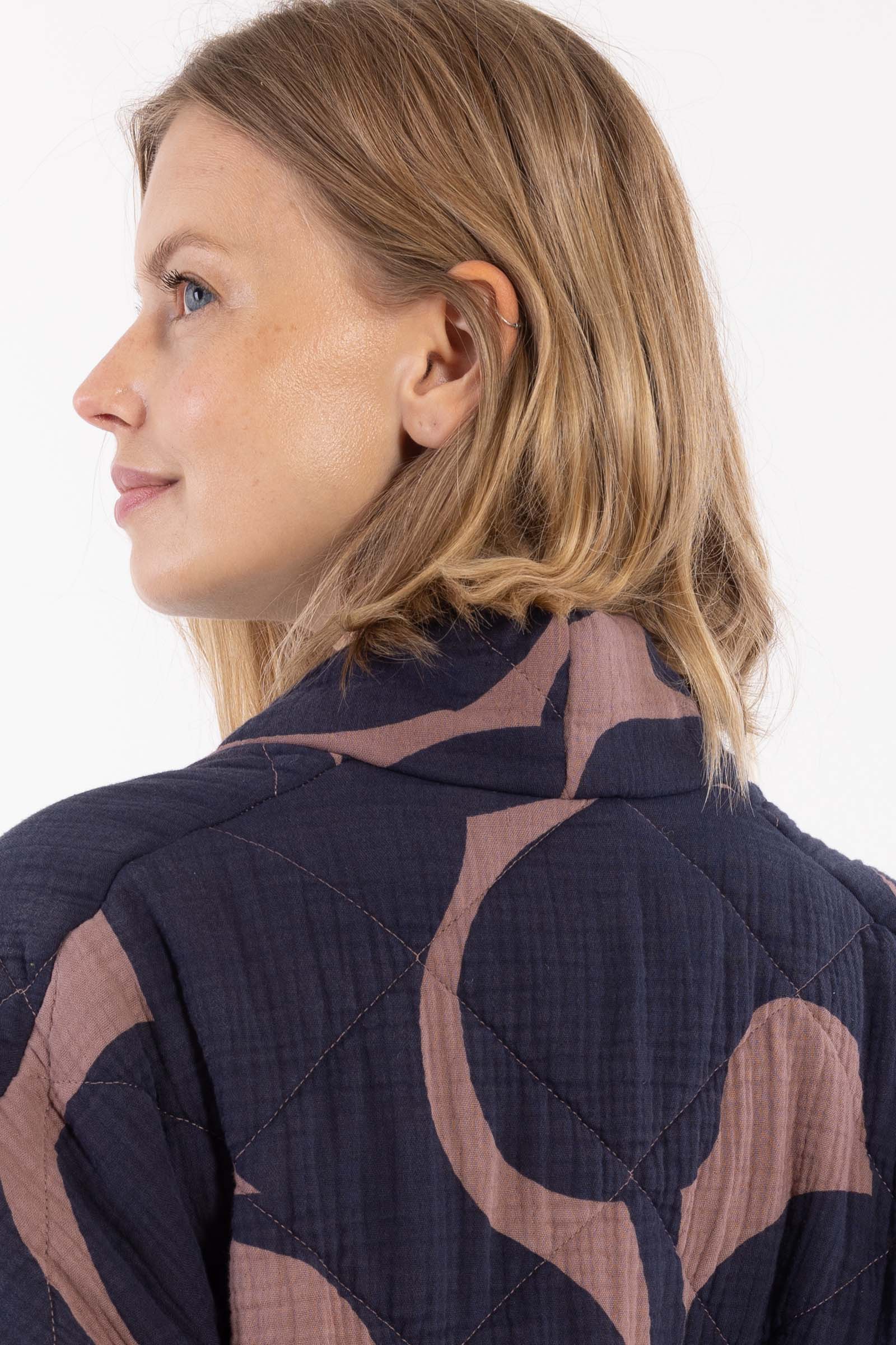 Smuk quiltet jakke med fint mønster til kvinder