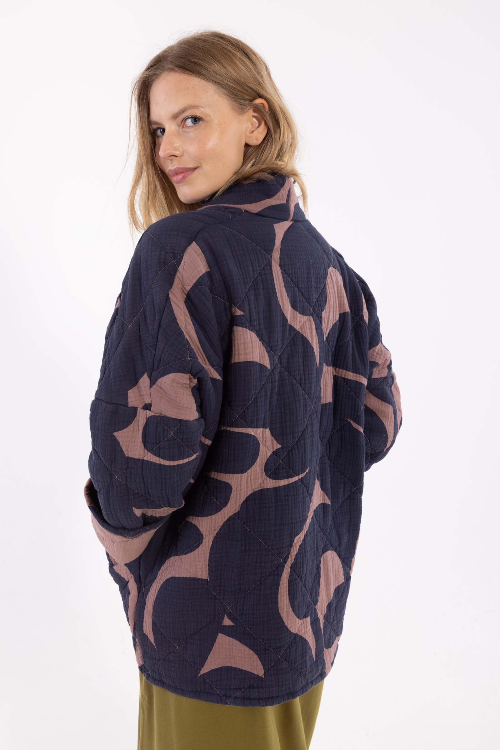 Smuk quiltet jakke med fint mønster til kvinder