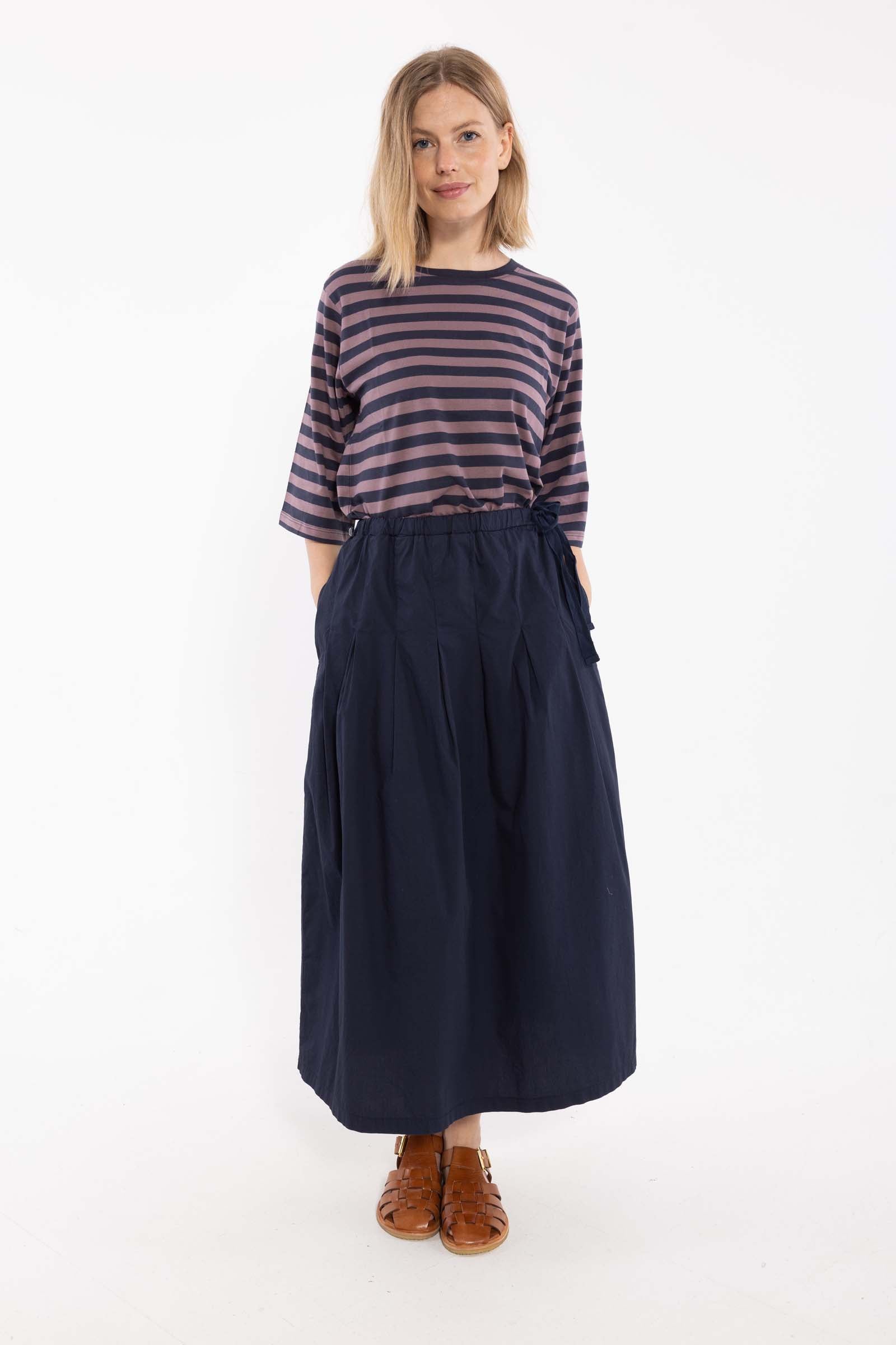 Flot nederdel i navyblå til kvinder