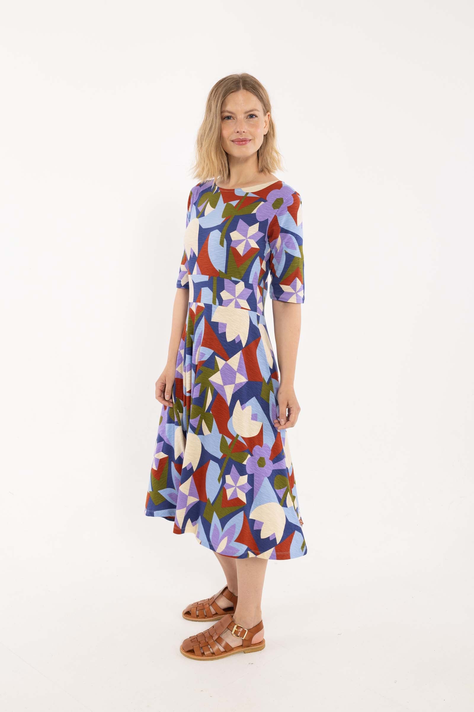 Flot kjole i farverigt mønster og økologisk bomuldsblanding til kvinder