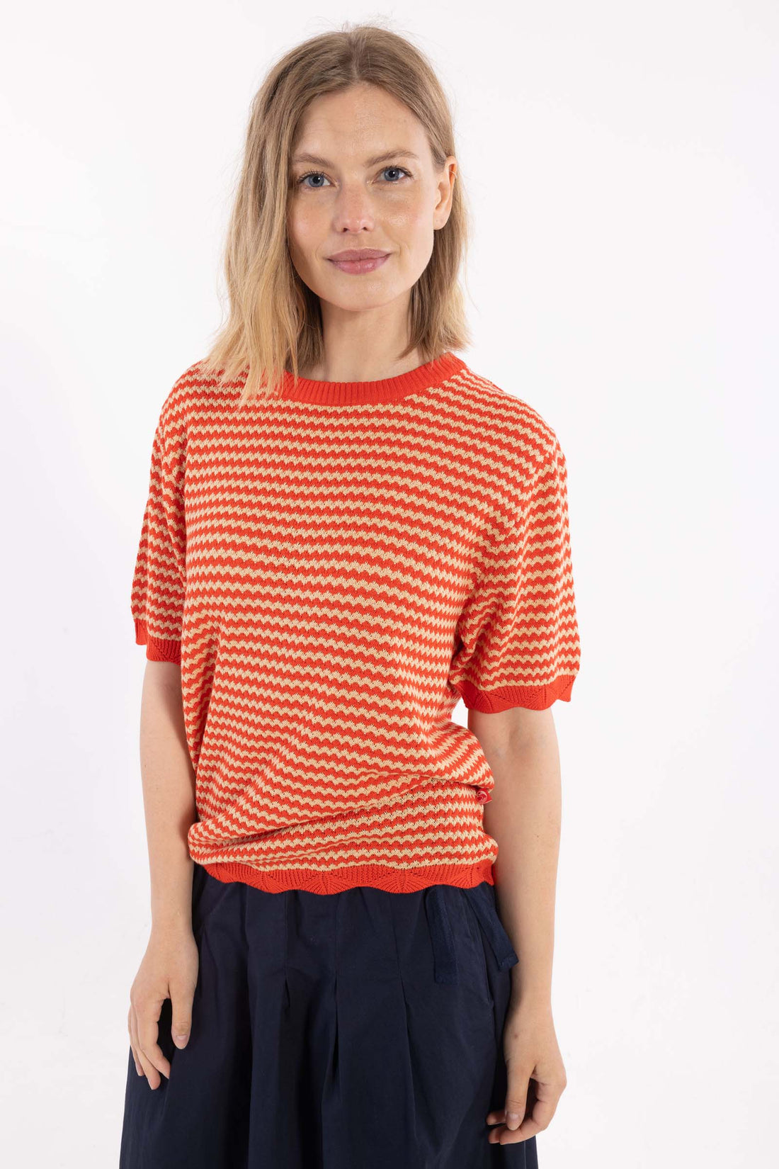 Fin kortærmet sweater i perlestrik med bølgede striber i rød og varm sandfarve