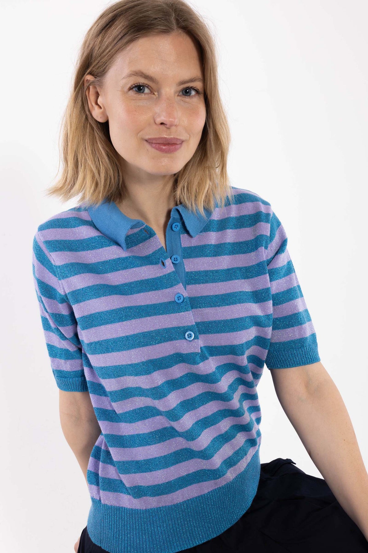 Smart stribet sweater i blå og lilla med glitter, krave og korte ærmer til kvinder