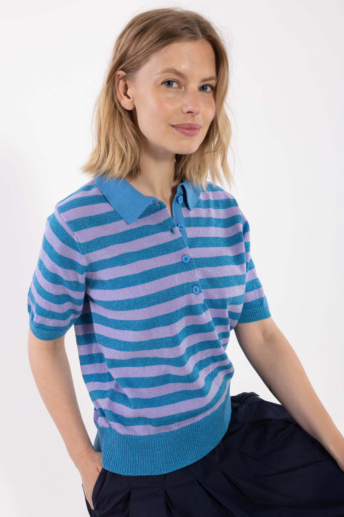Smart stribet sweater i blå og lilla med glitter, krave og korte ærmer til kvinder