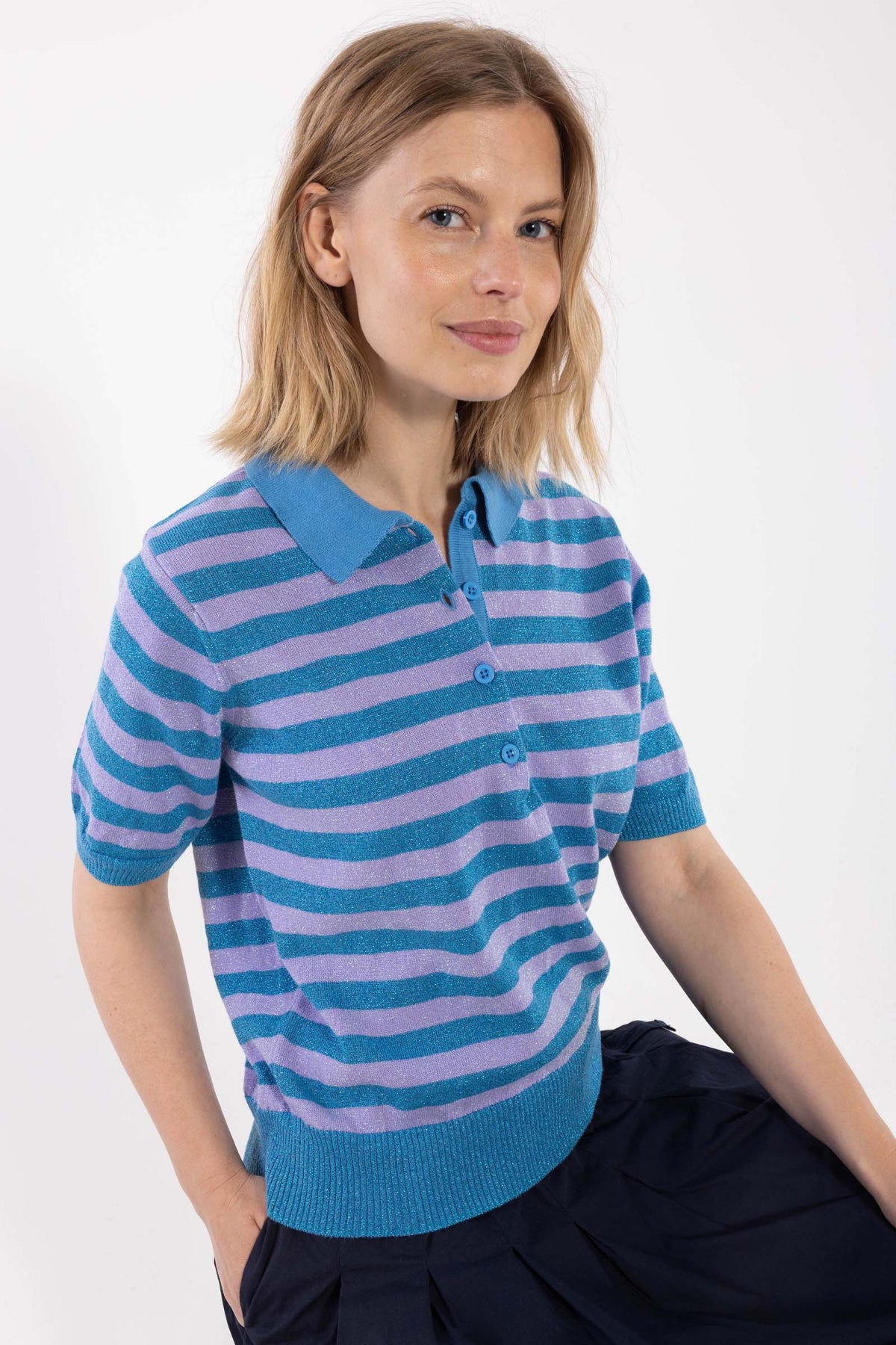 Smart stribet sweater i blå og lilla med glitter, krave og korte ærmer til kvinder