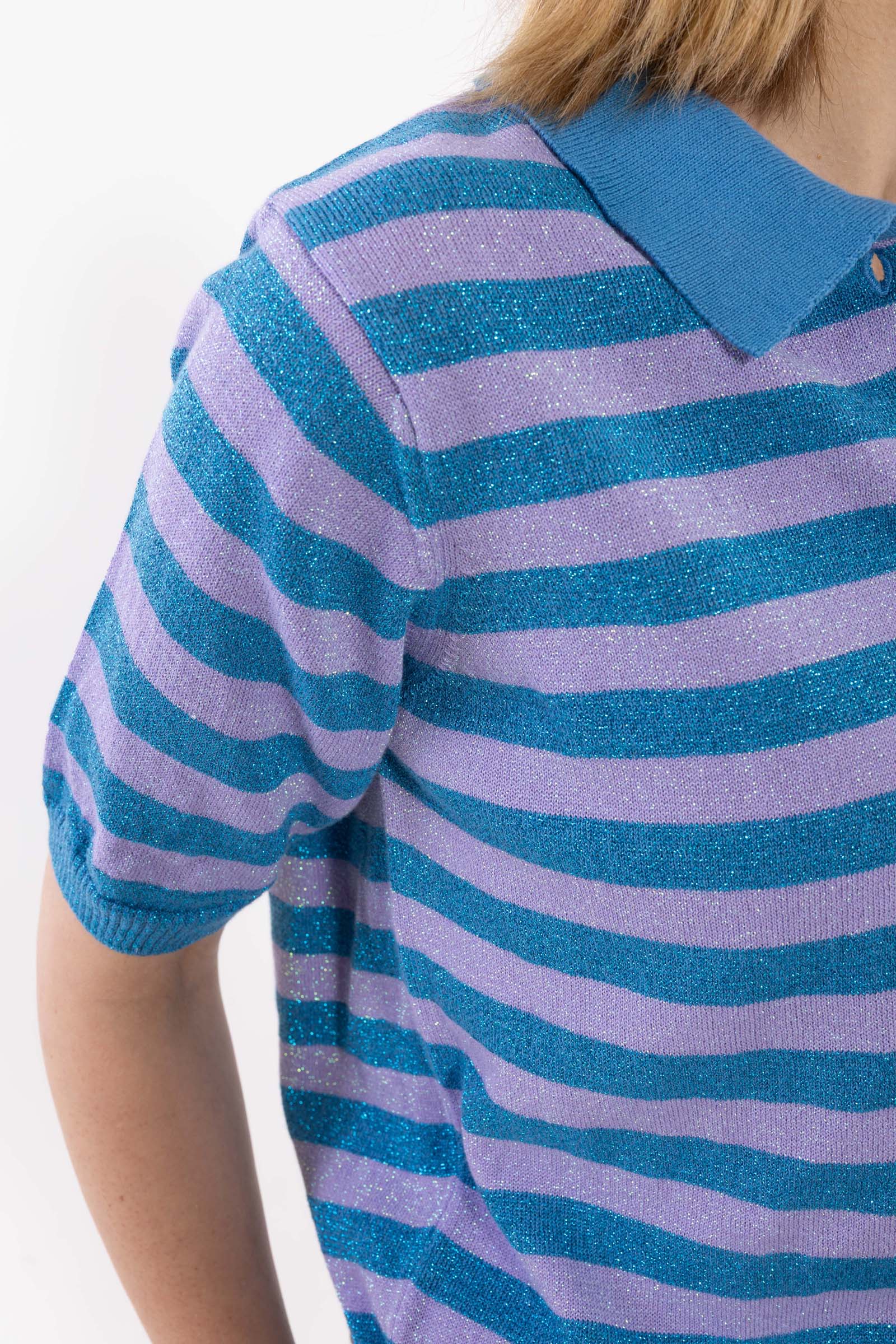 Smart stribet sweater i blå og lilla med glitter, krave og korte ærmer til kvinder