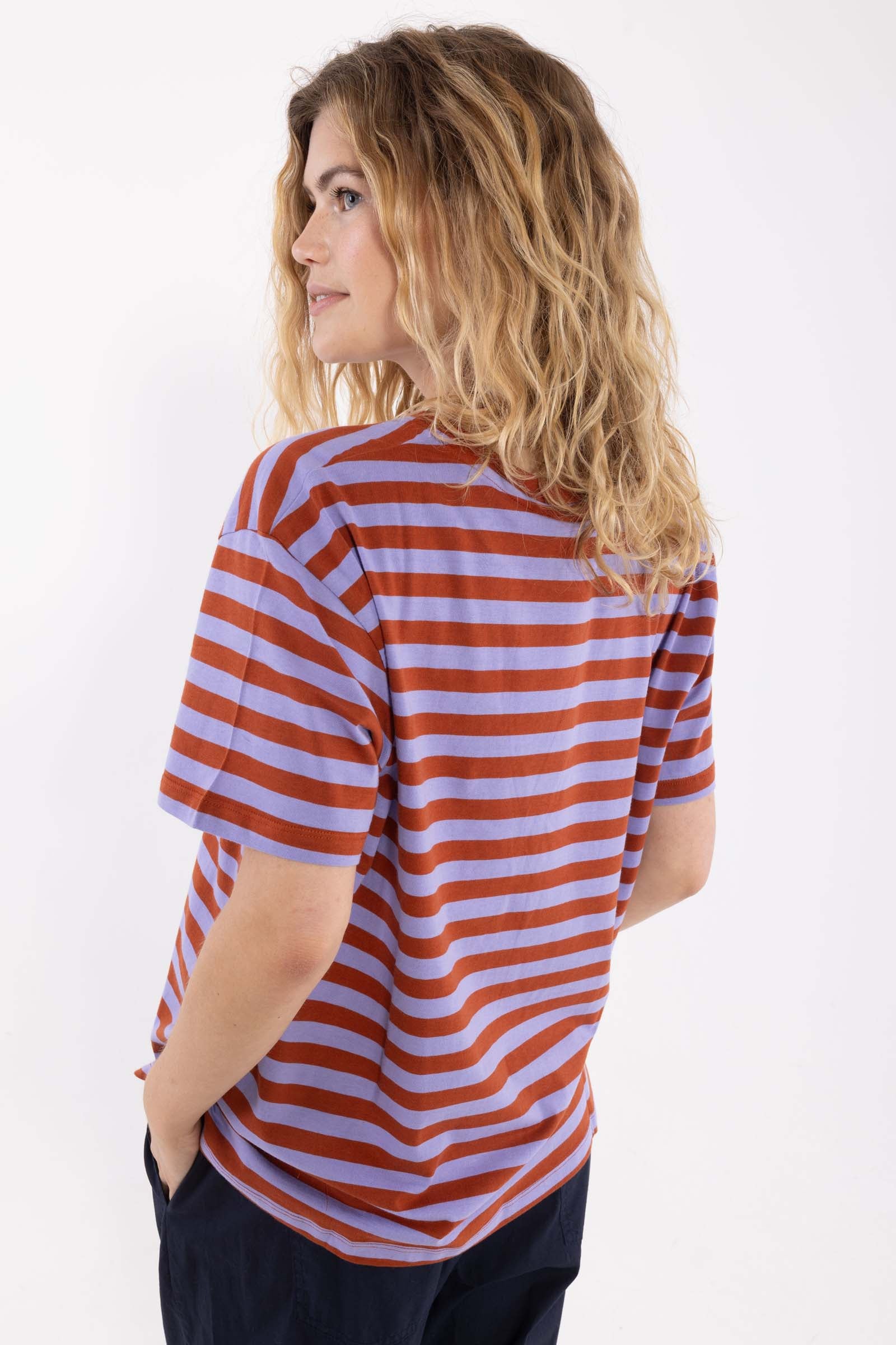 Fin boxy t-shirt med rund hals og striber i lyslilla og brændt rød til kvinder