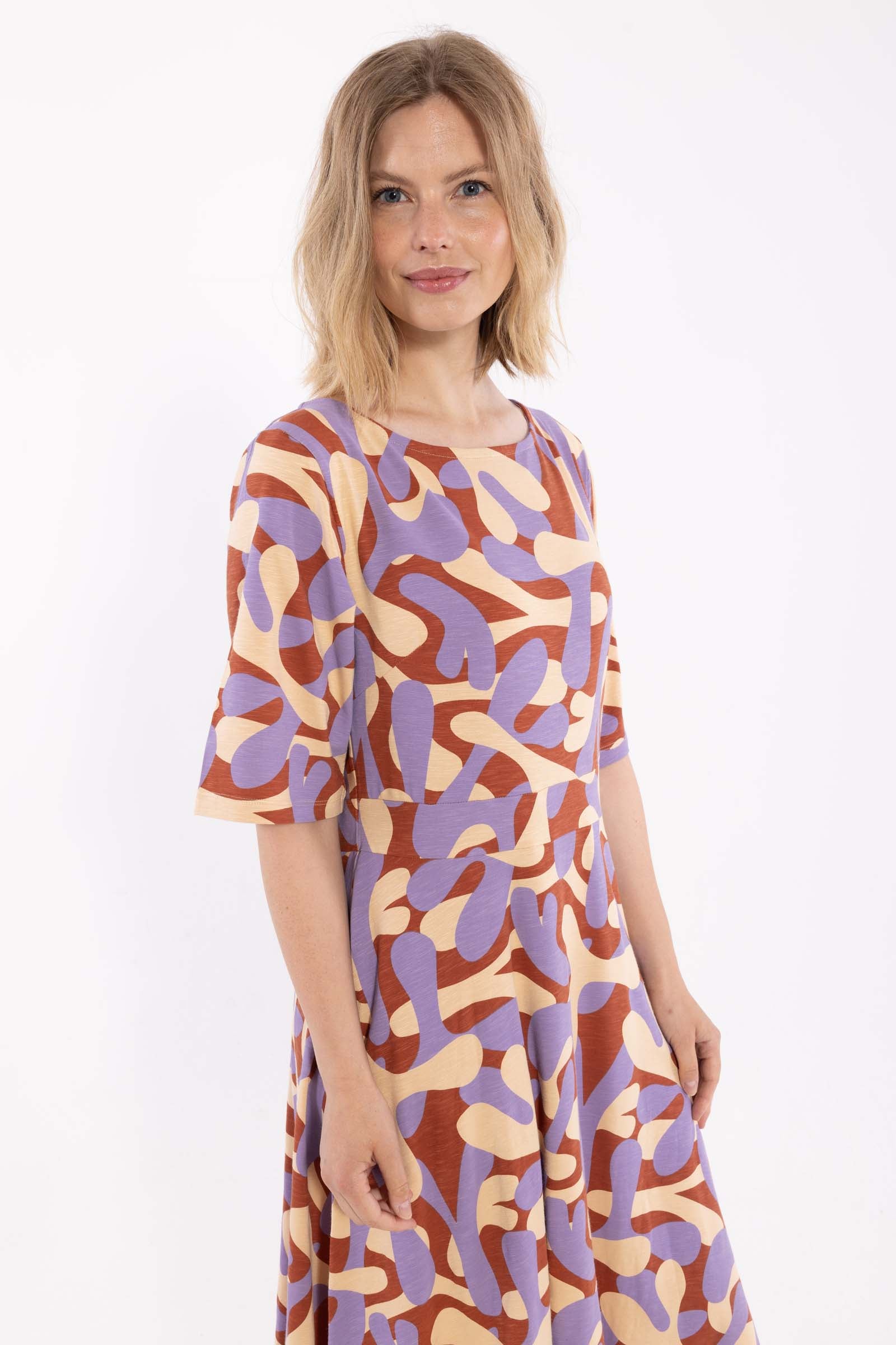 Fin mønstret kjole i økologisk bomuld til kvinder