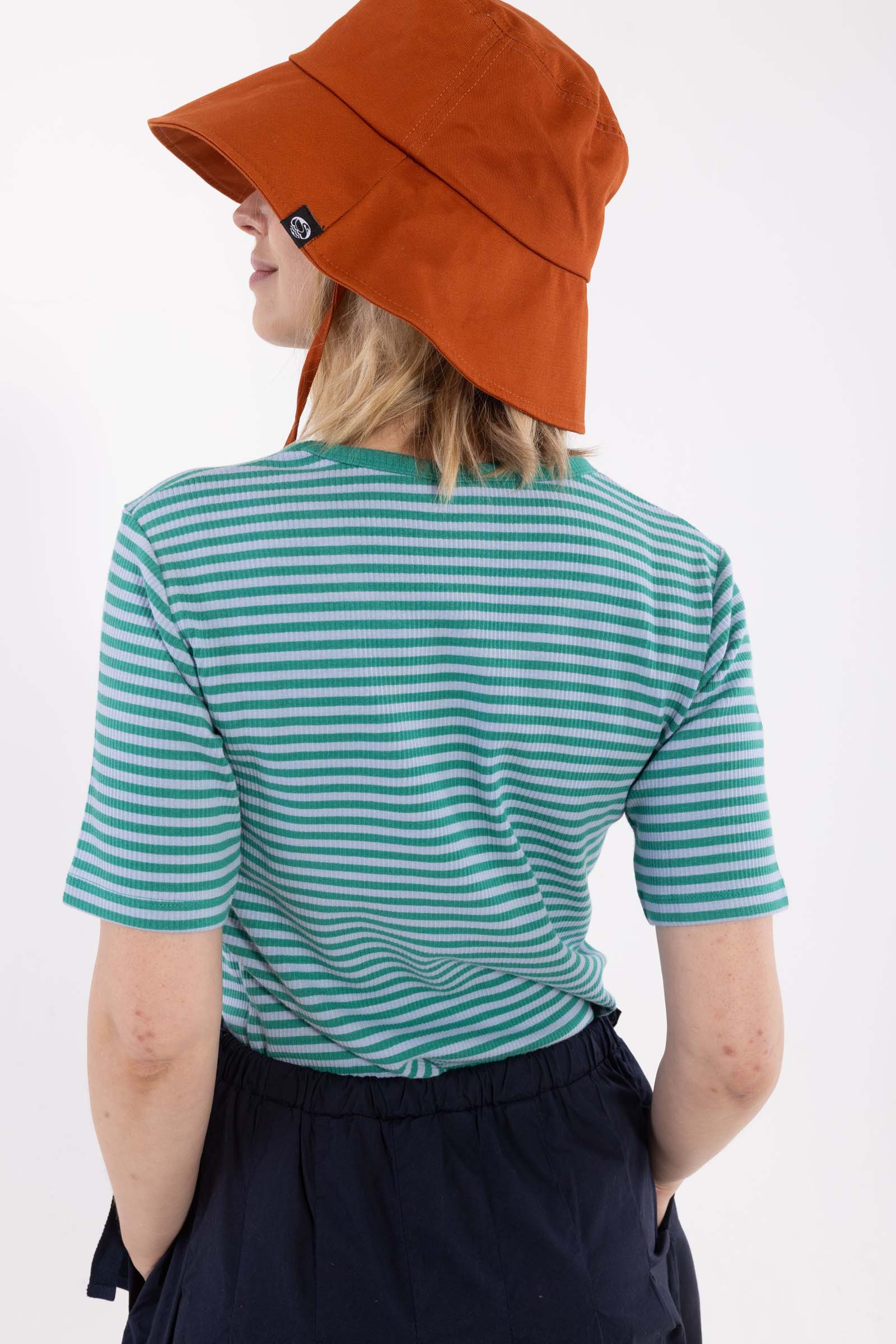 Stribet t-shirt i blå og grøn til kvinder