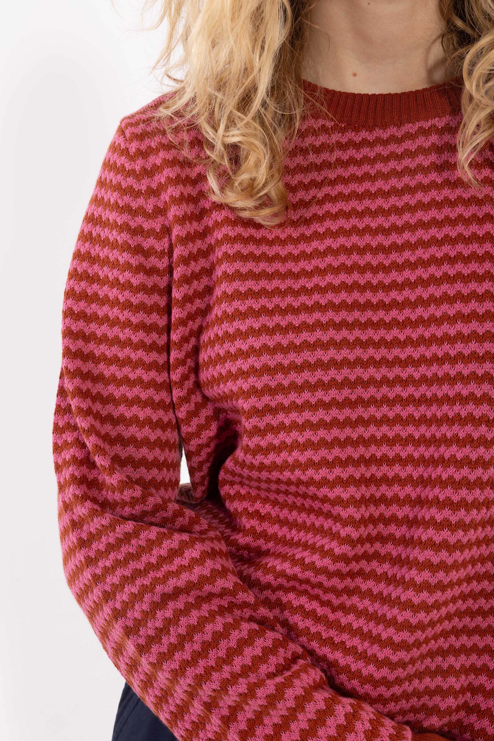 Sød perlestrikket sweater med bølgede striber i brændt rød og lyserød til kvinder