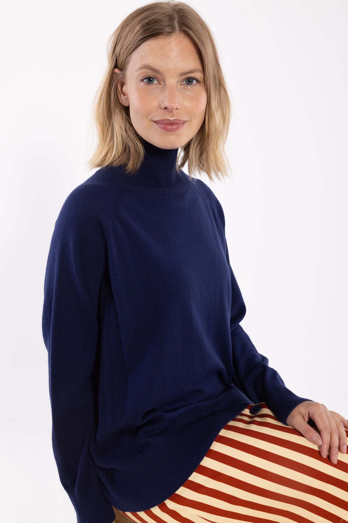 Flot højhalset sweater i mørkeblå til kvinder fra Danefæ