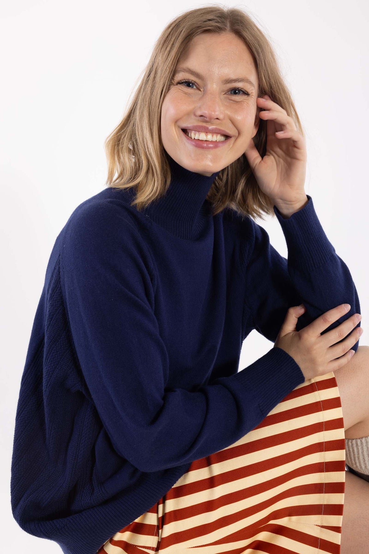 Flot højhalset sweater i mørkeblå til kvinder fra Danefæ