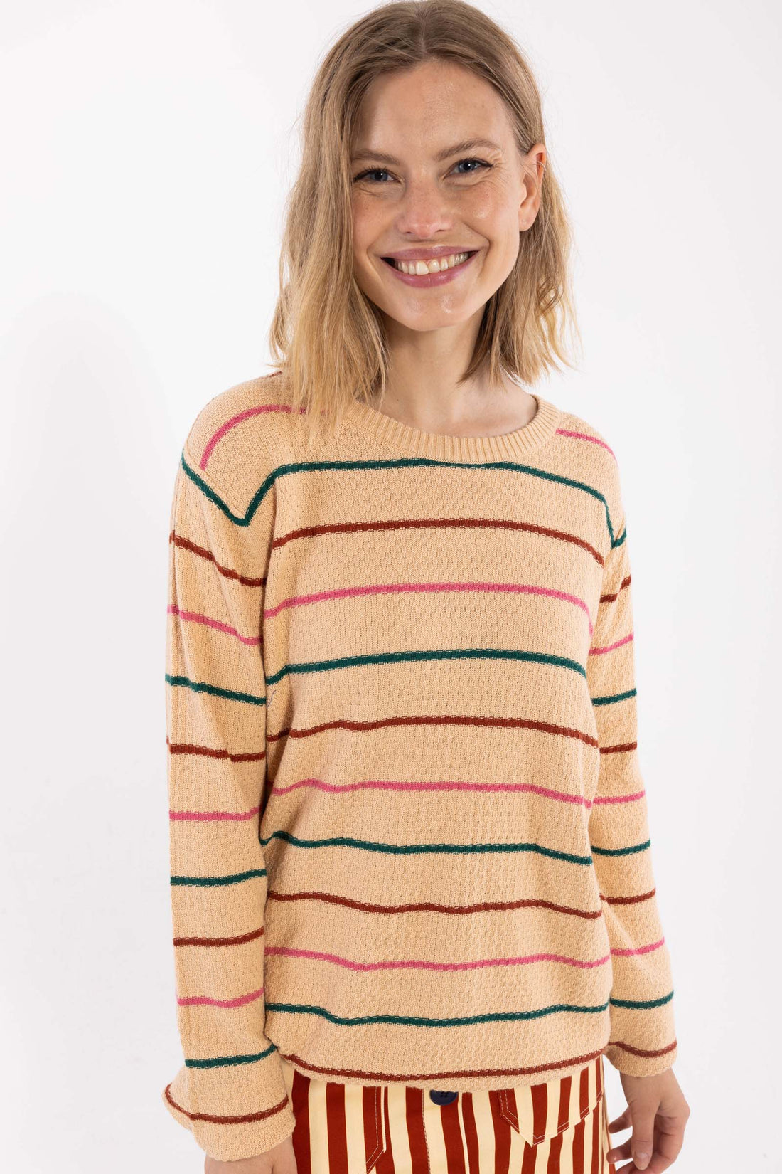 Fin perlestrikket sweater med smalle striber til kvinder