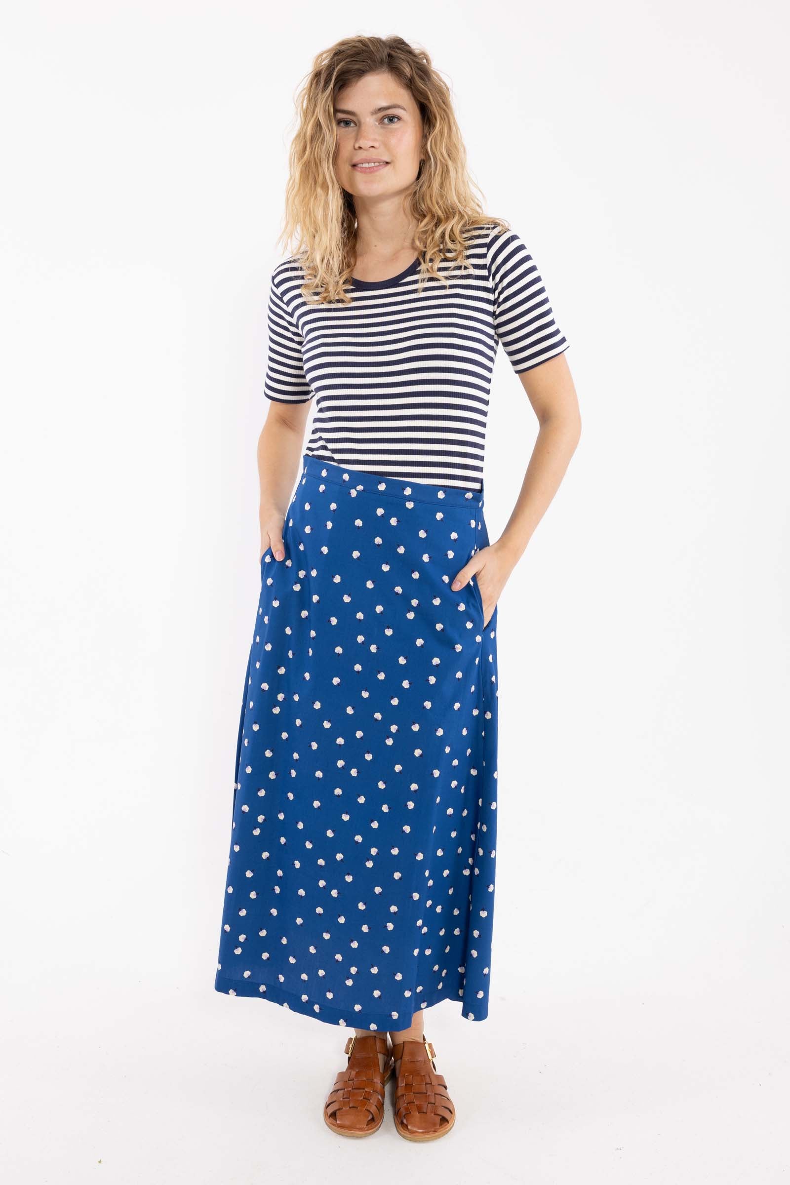 Fin mørkeblå nederdel med sødt blomstermønster til kvinder