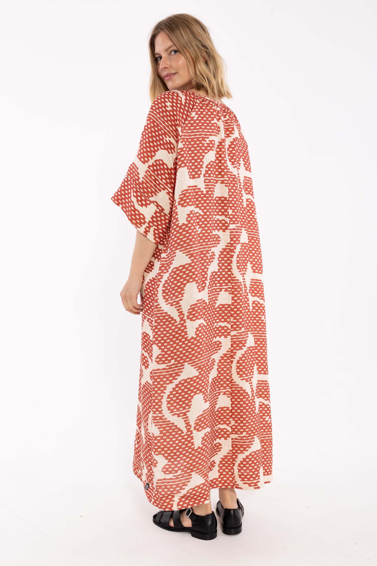 Sød mønstret kjole i lækker hørblanding til kvinder