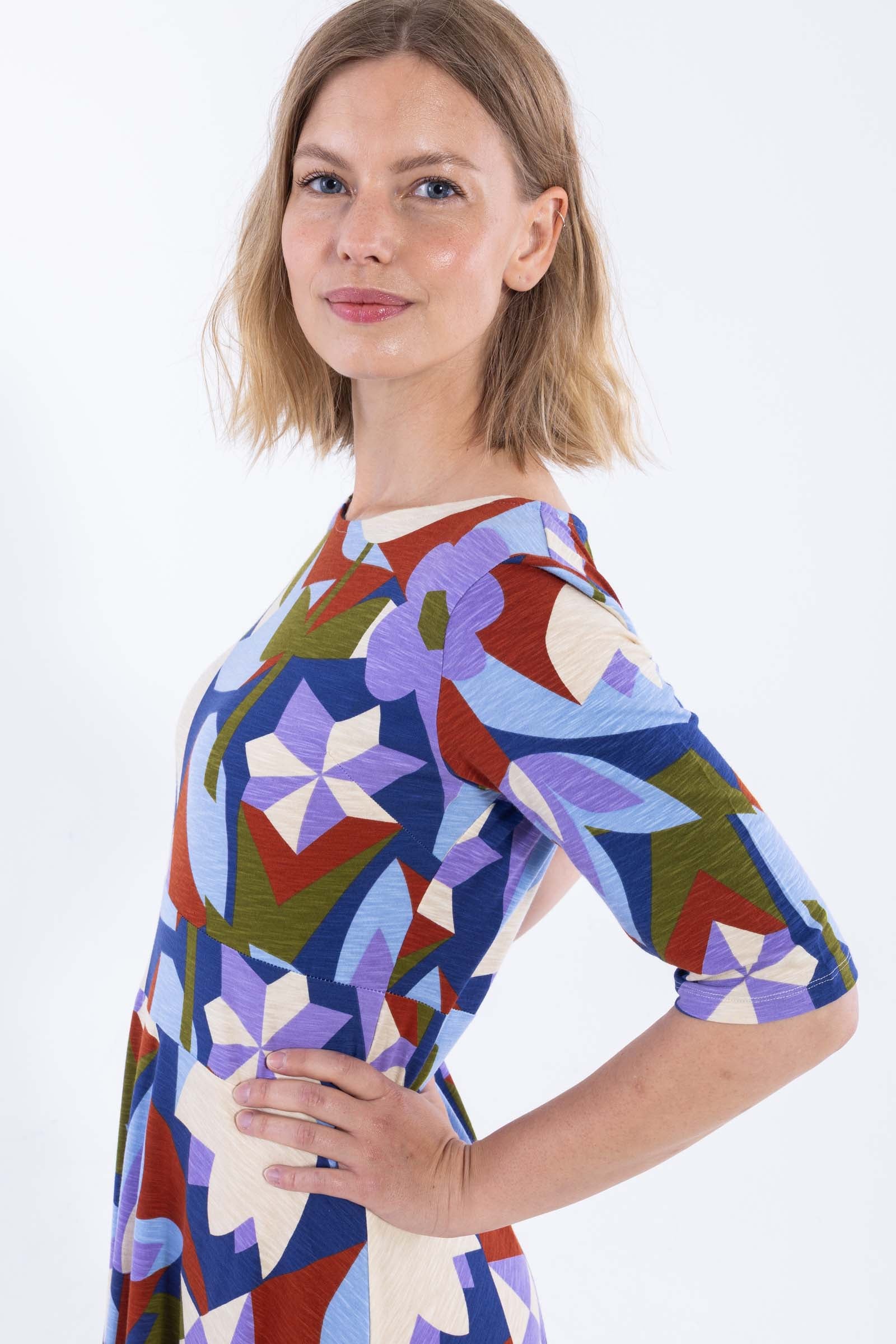 Flot kjole i farverigt mønster og økologisk bomuldsblanding til kvinder