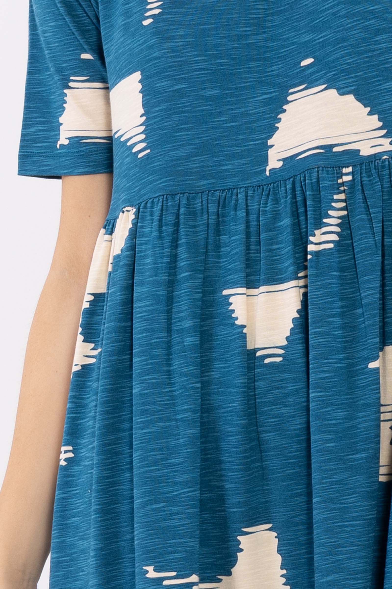 Skøn kjole med mønster i varm blå og lys beige til kvinder