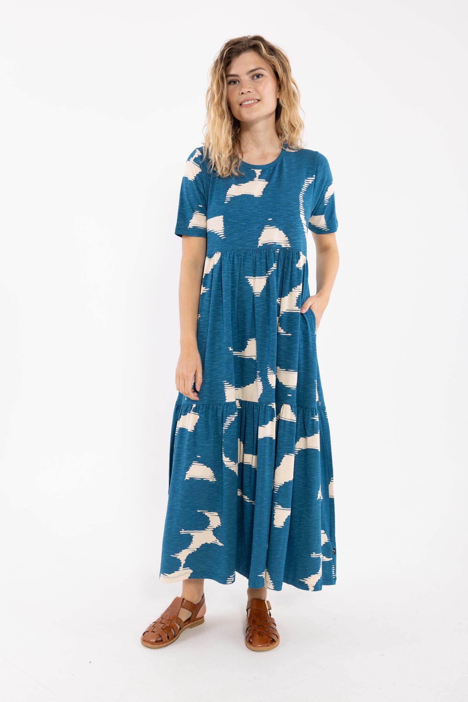 Skøn kjole med mønster i varm blå og lys beige til kvinder