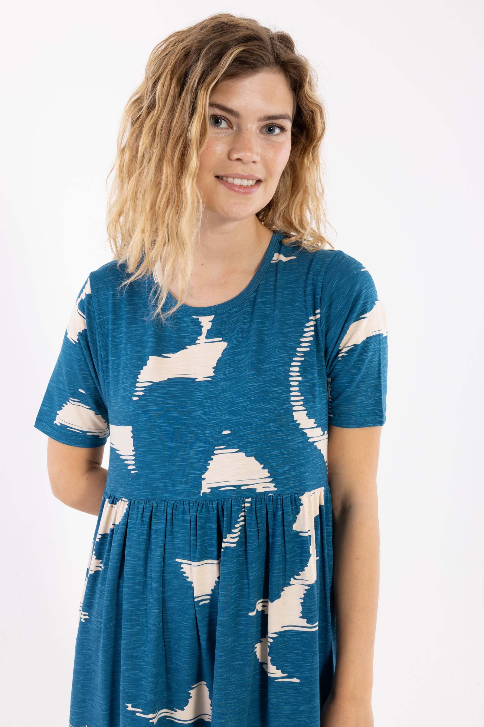 Skøn kjole med mønster i varm blå og lys beige til kvinder