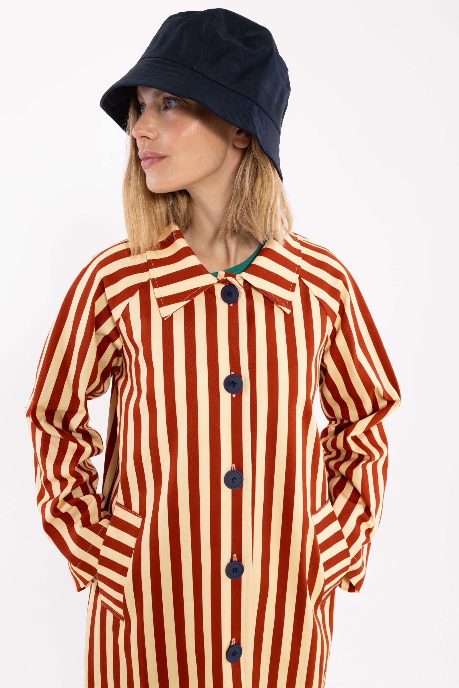 Flot canvasjakke med cool striber i brændt rød og varm sandfarve