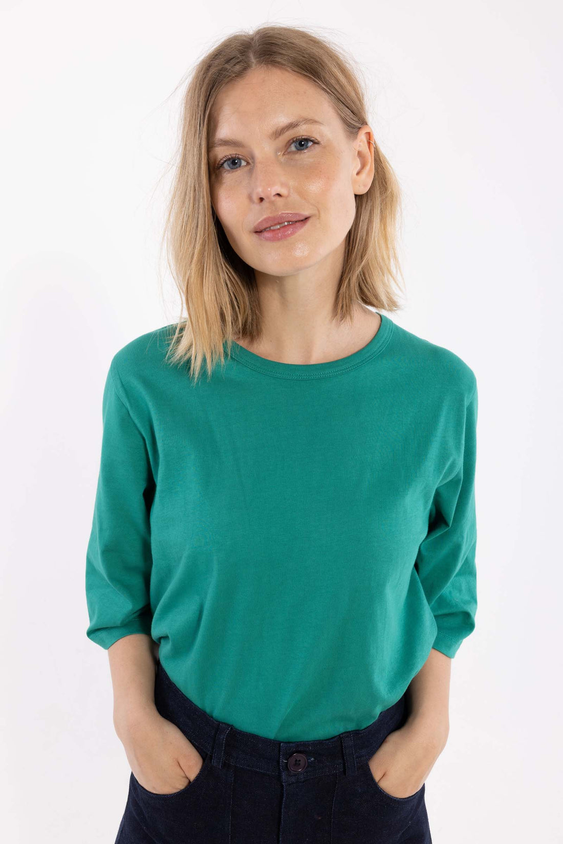 Fin t-shirt i grøn med rund hals og lidt længere ærmer til kvinder