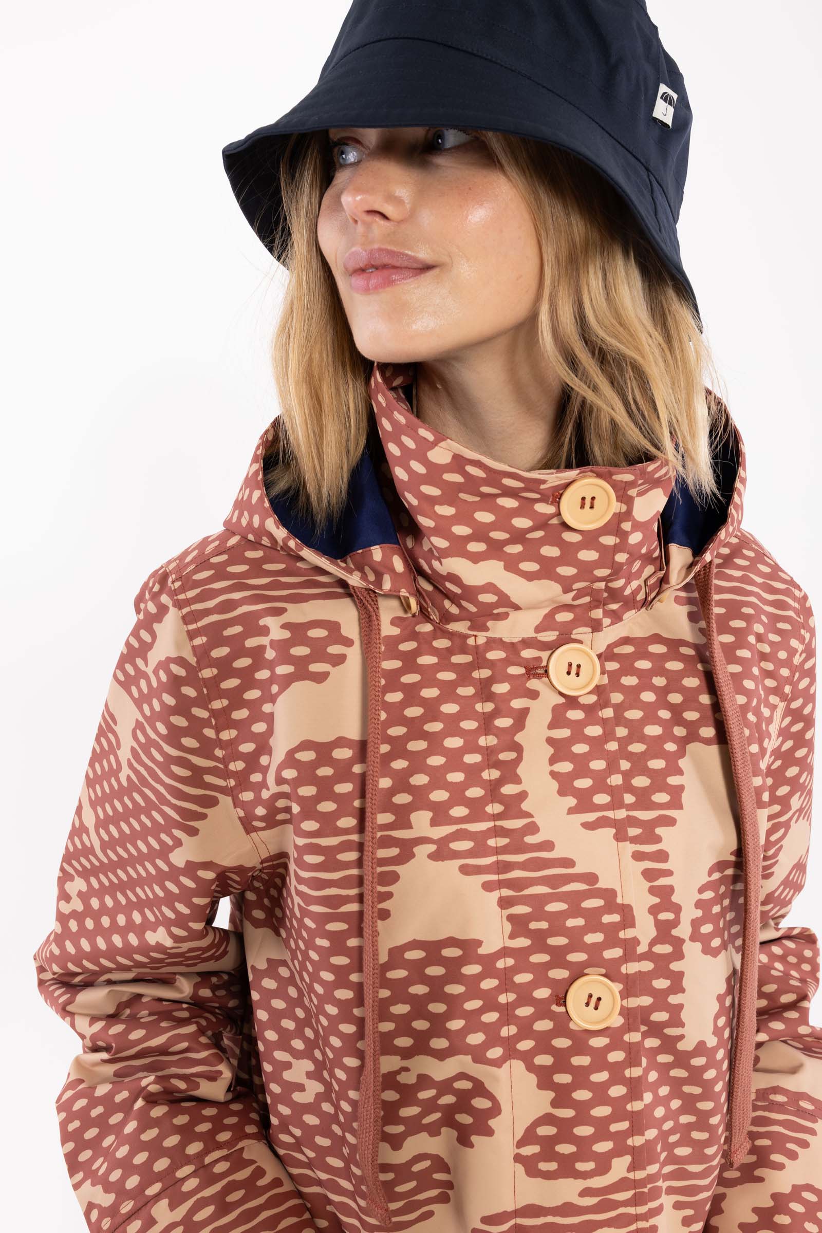 Praktisk multifarvet og mønstret jakke til kvinder