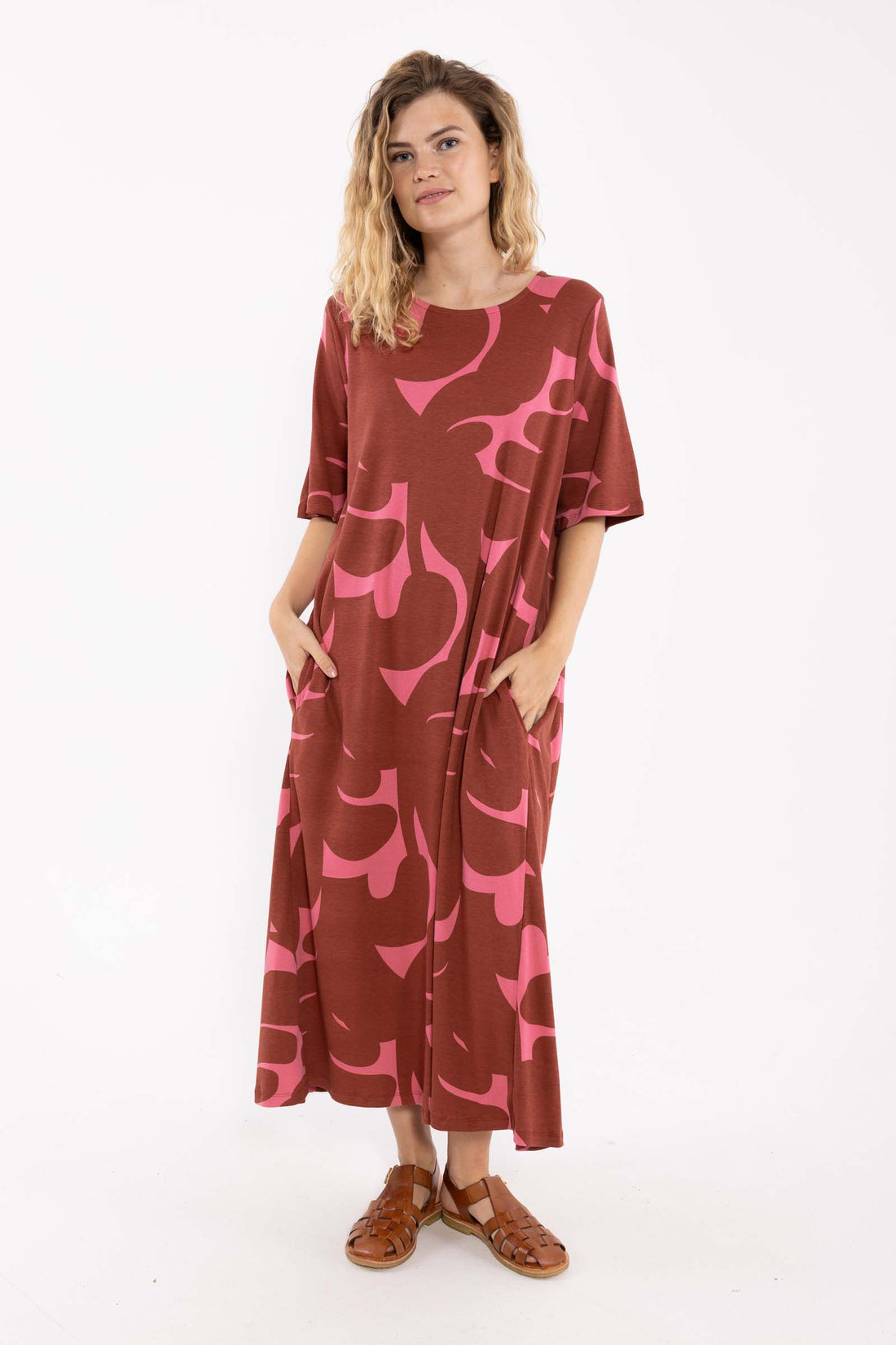 Flot mønstret kjole i brændt rød og lyserød til kvinder.