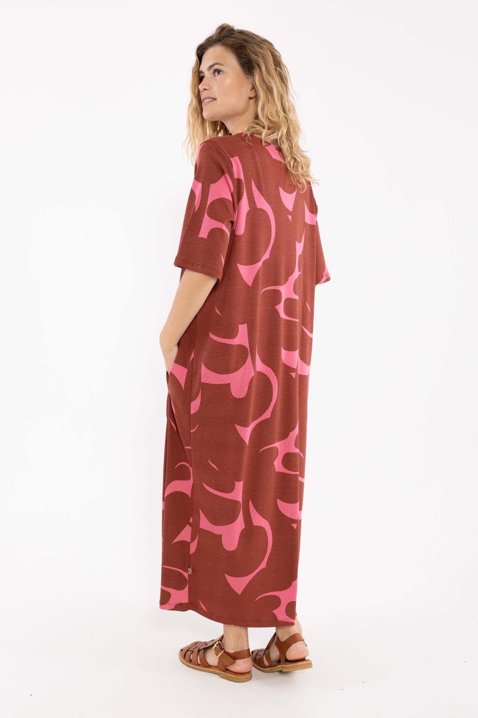 Flot mønstret kjole i brændt rød og lyserød til kvinder