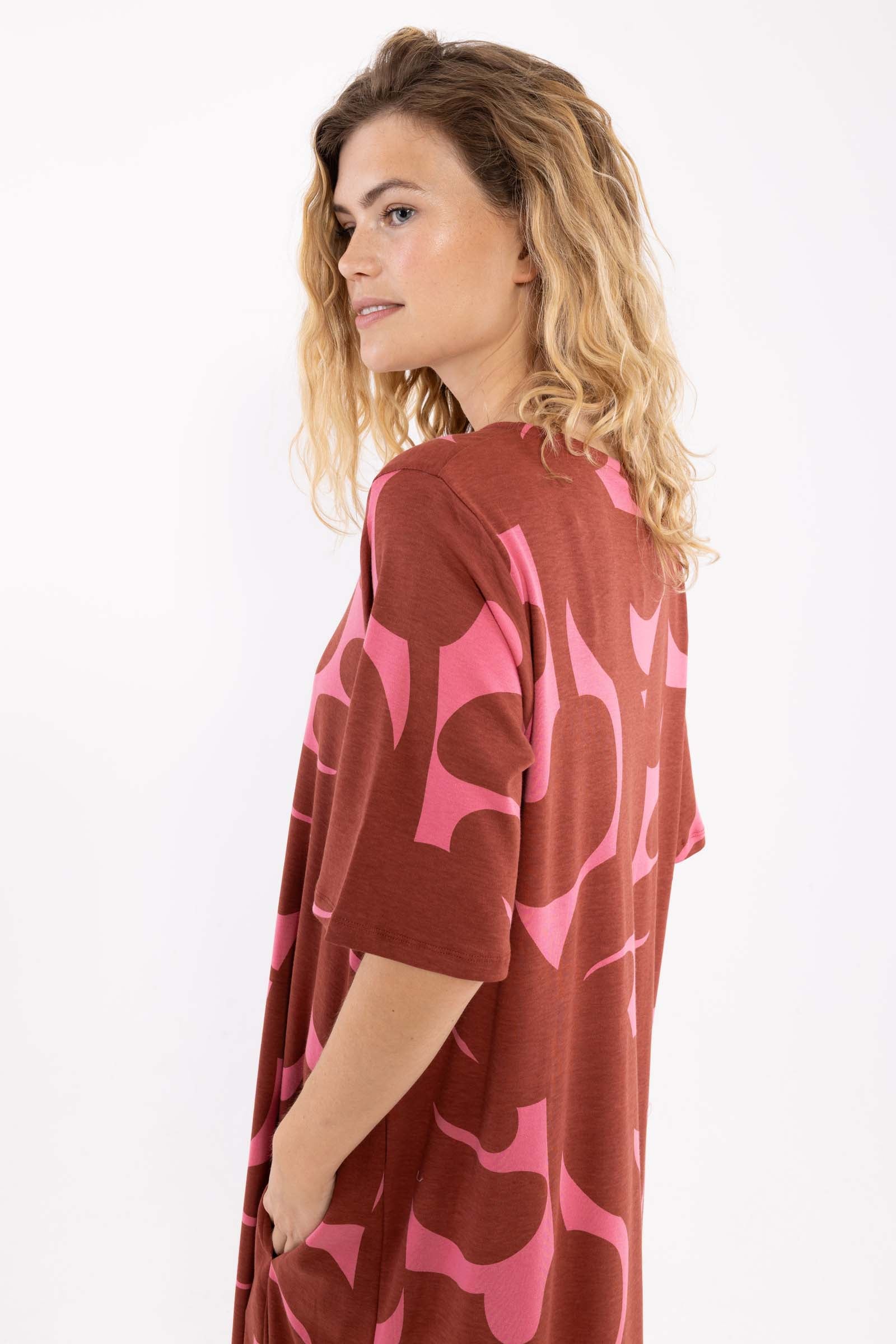 Flot mønstret kjole i brændt rød og lyserød til kvinder