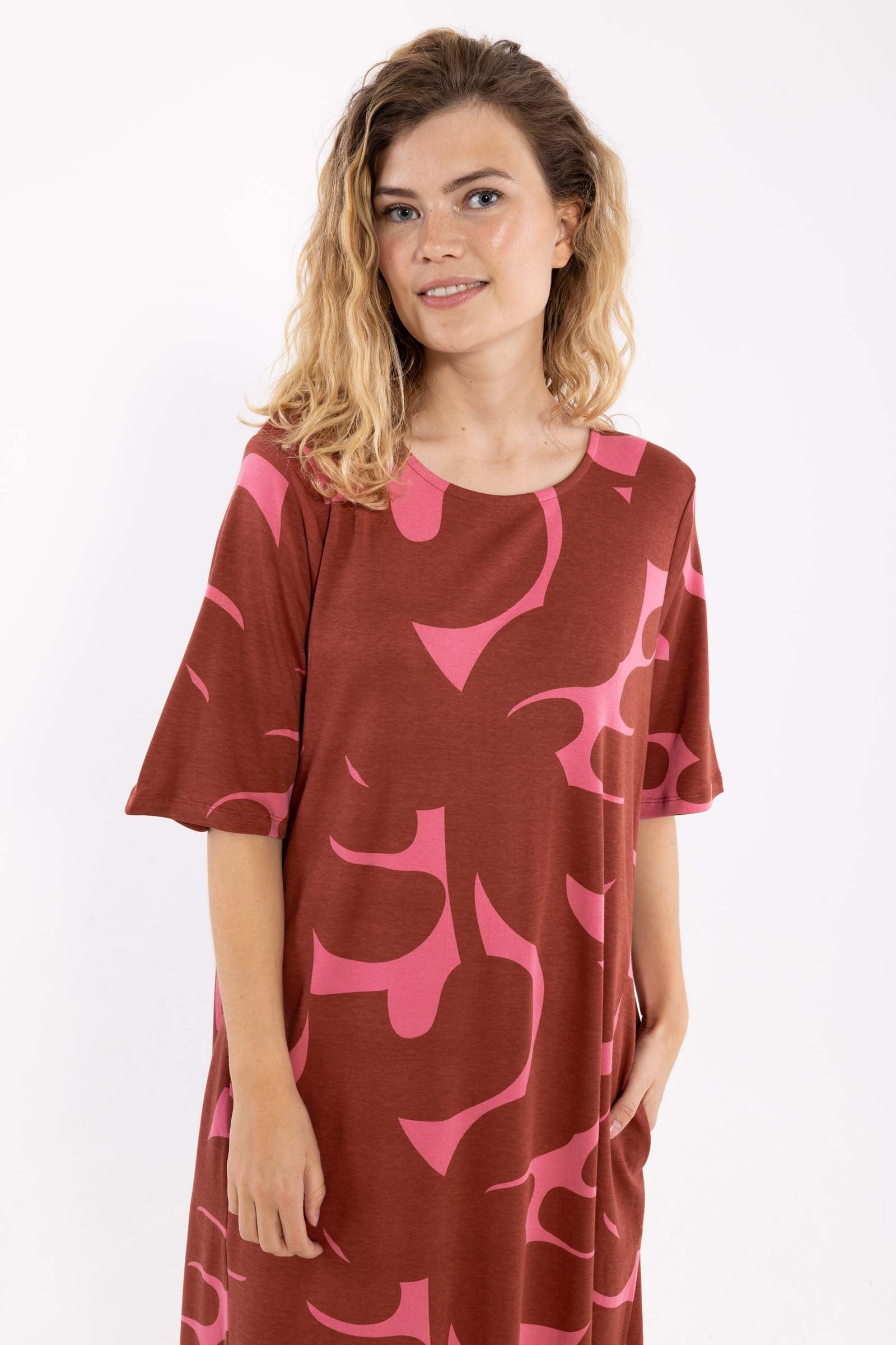 Flot mønstret kjole i brændt rød og lyserød til kvinder