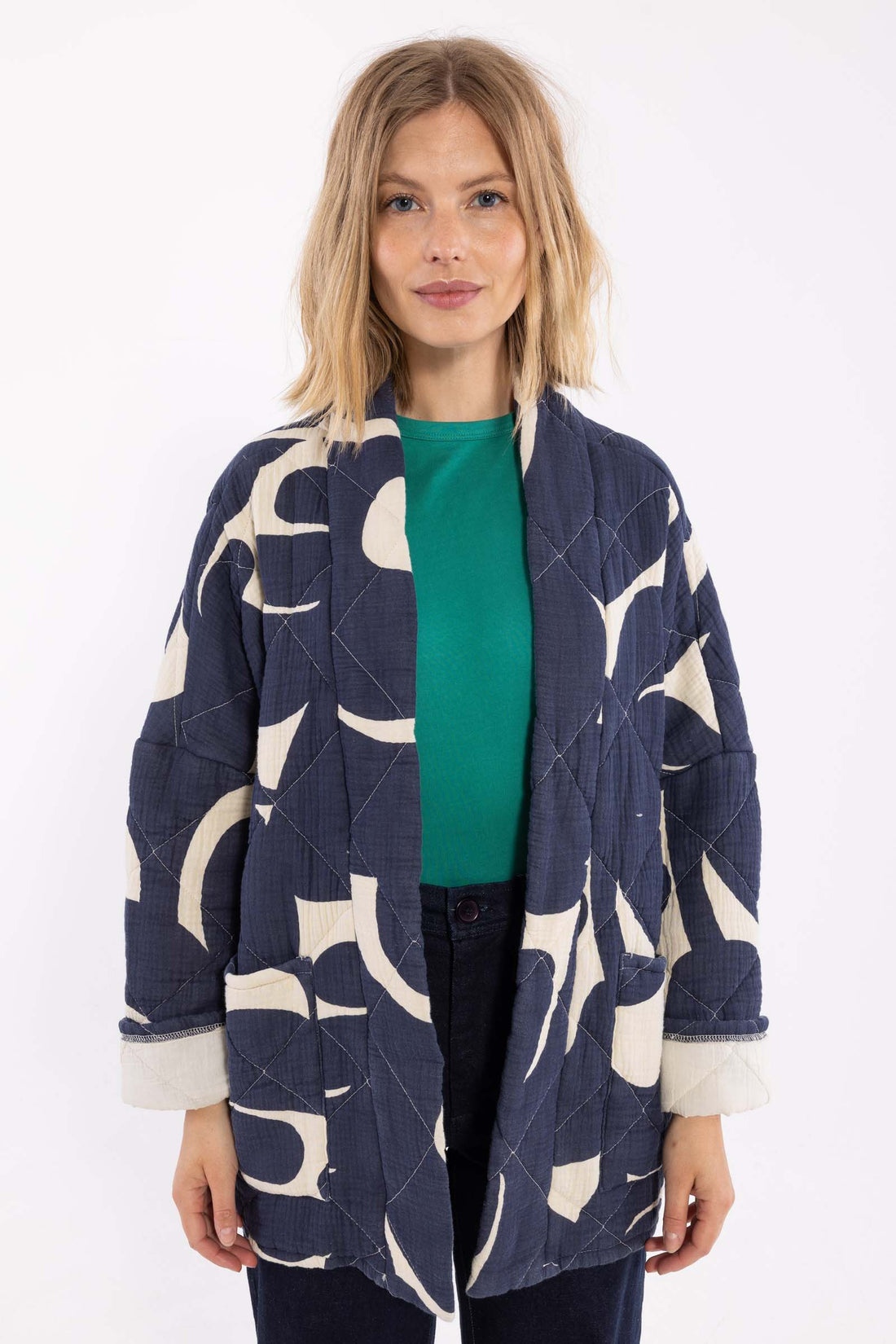 Smuk quiltet jakke med navyblåt og hvidt mønster til kvinder