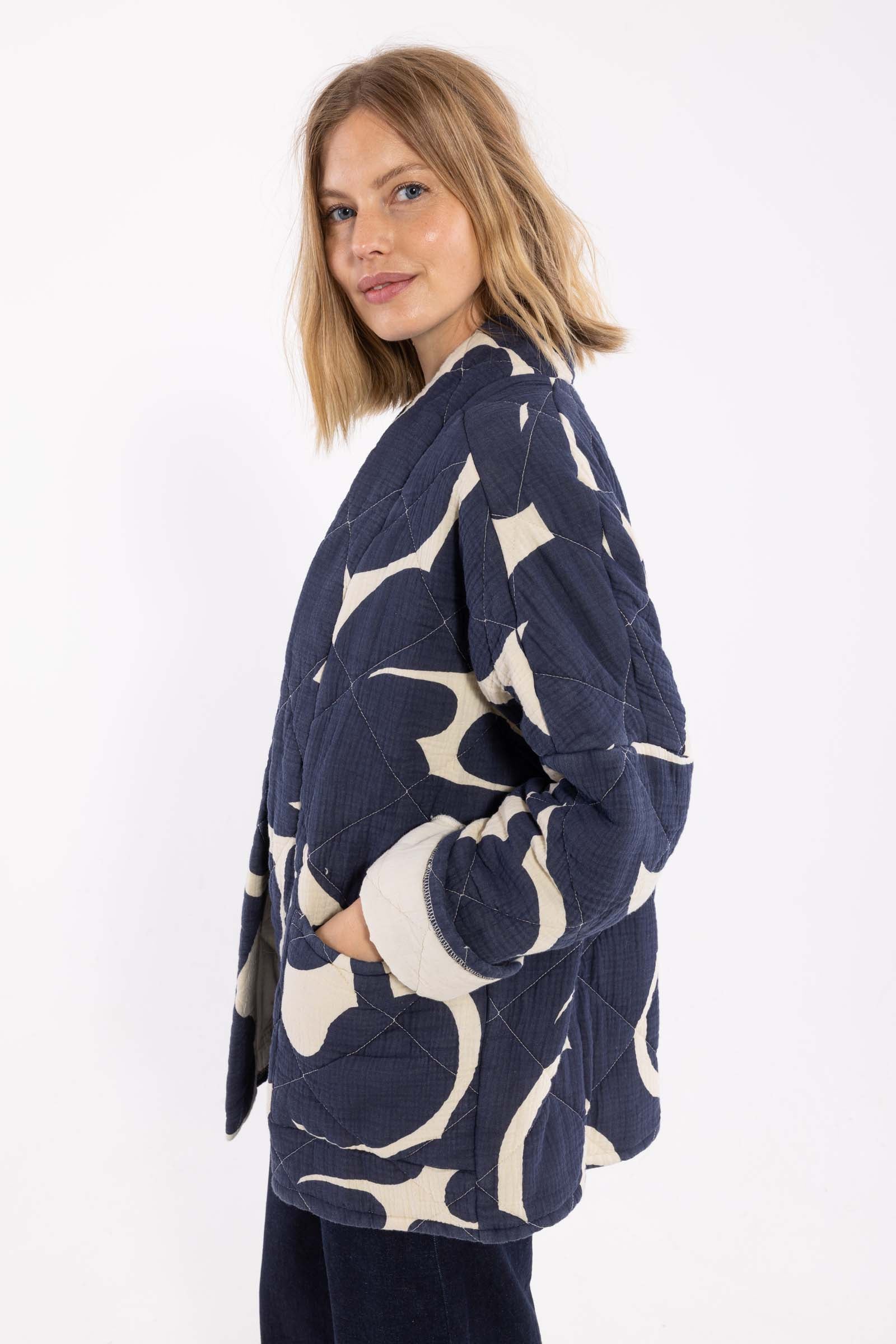 Smuk quiltet jakke med navyblåt og hvidt mønster til kvinder