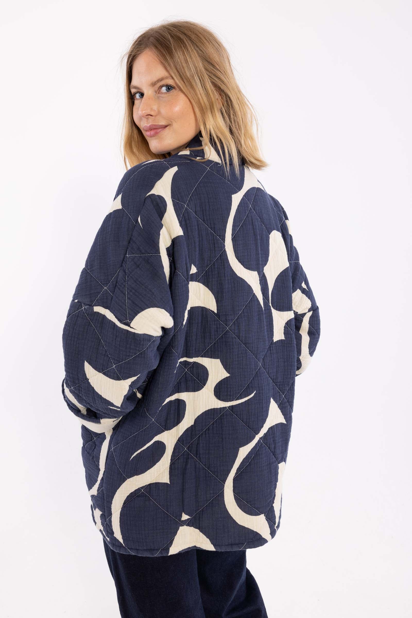 Smuk quiltet jakke med navyblåt og hvidt mønster til kvinder