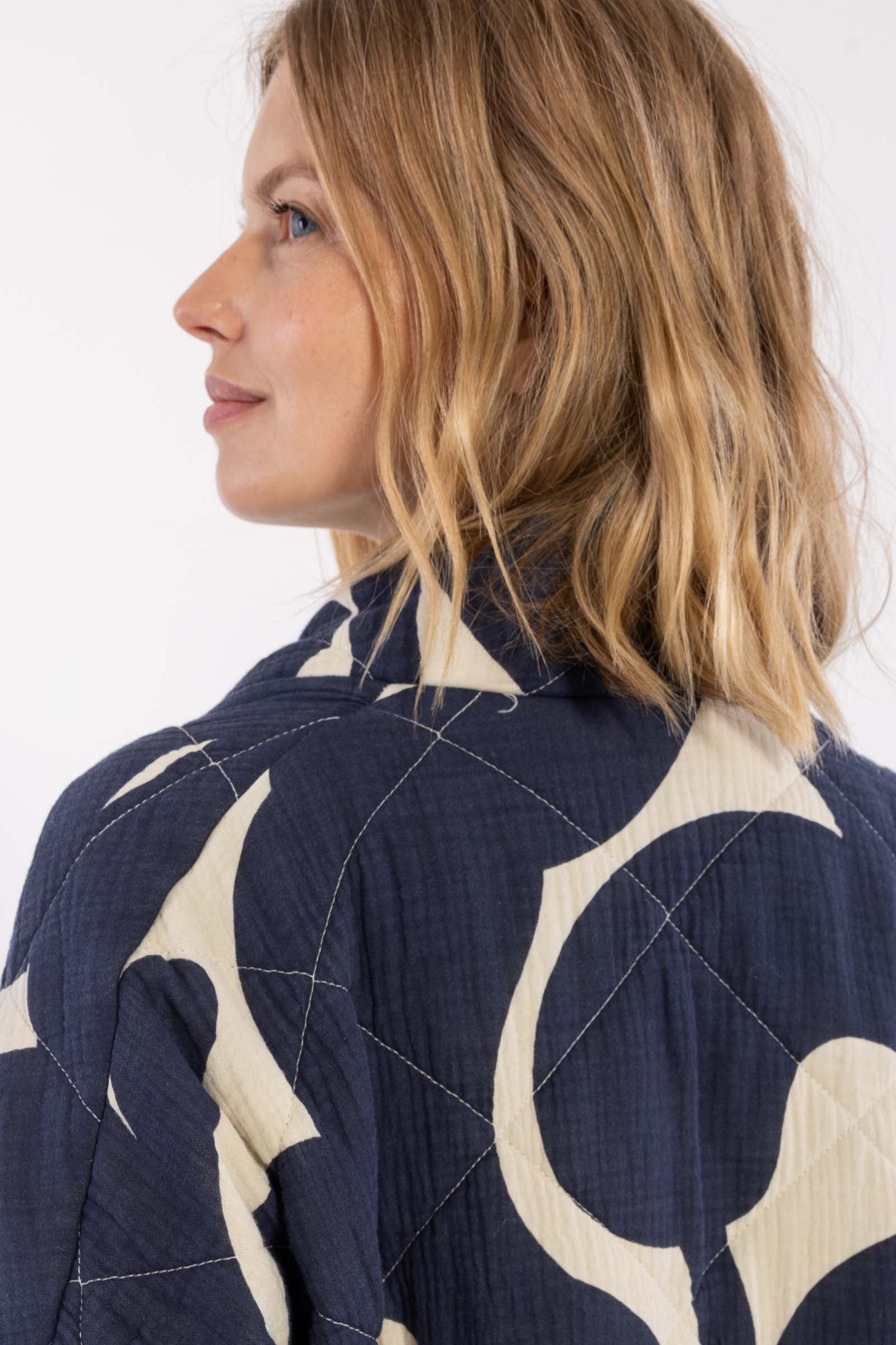 Smuk quiltet jakke med navyblåt og hvidt mønster til kvinder