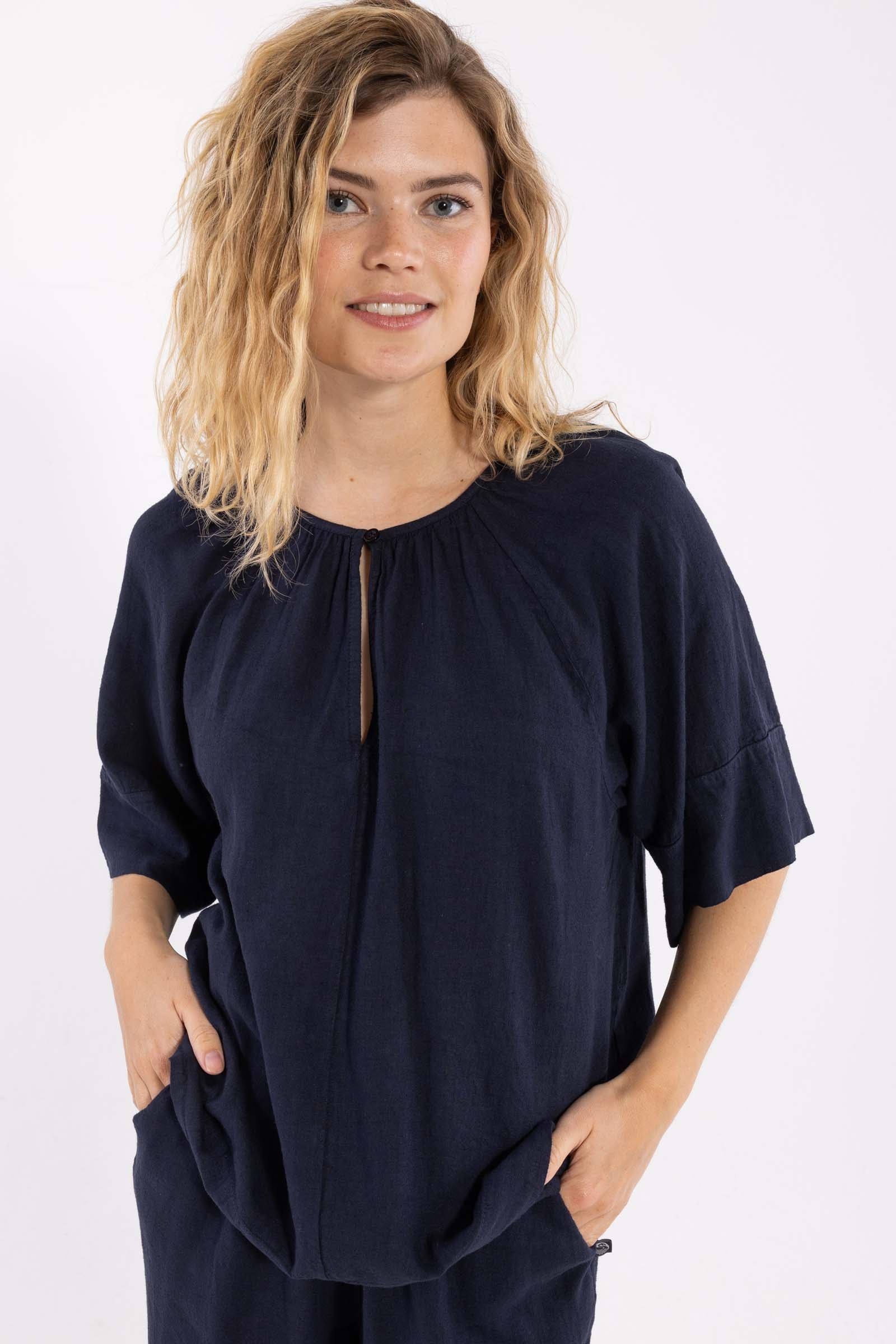 Flot navyblå skjortebluse i lækker hørblanding til kvinder