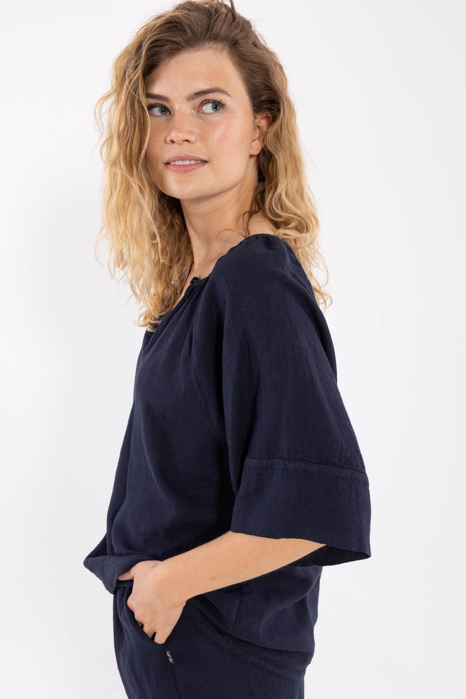 Flot navyblå skjortebluse i lækker hørblanding til kvinder