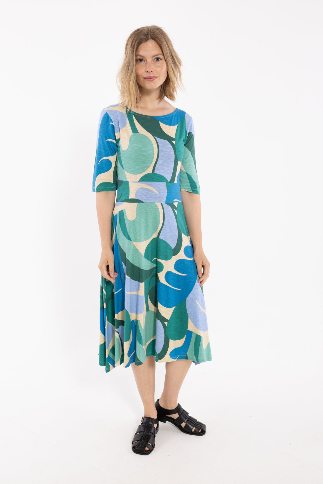 Fin kjole med mønster i beige, blå og grønne nuancer til kvinder