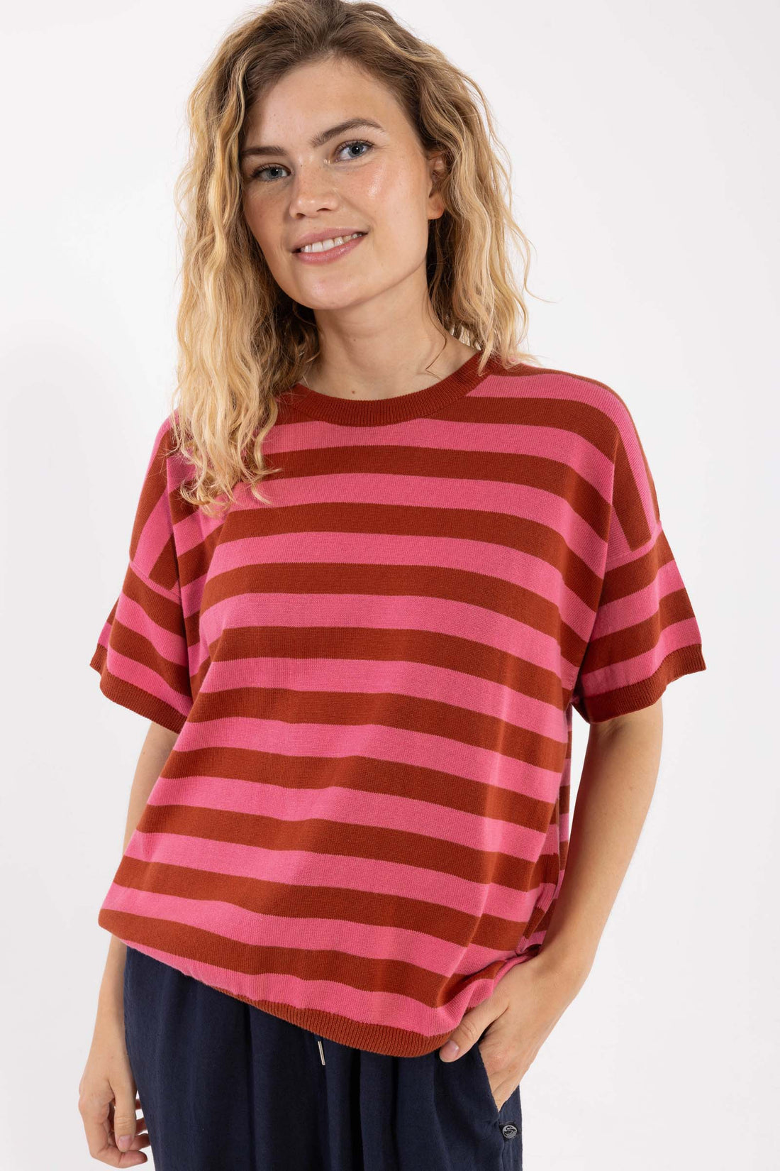 Fin kortærmet striktrøje med pink og røde striber til kvinder