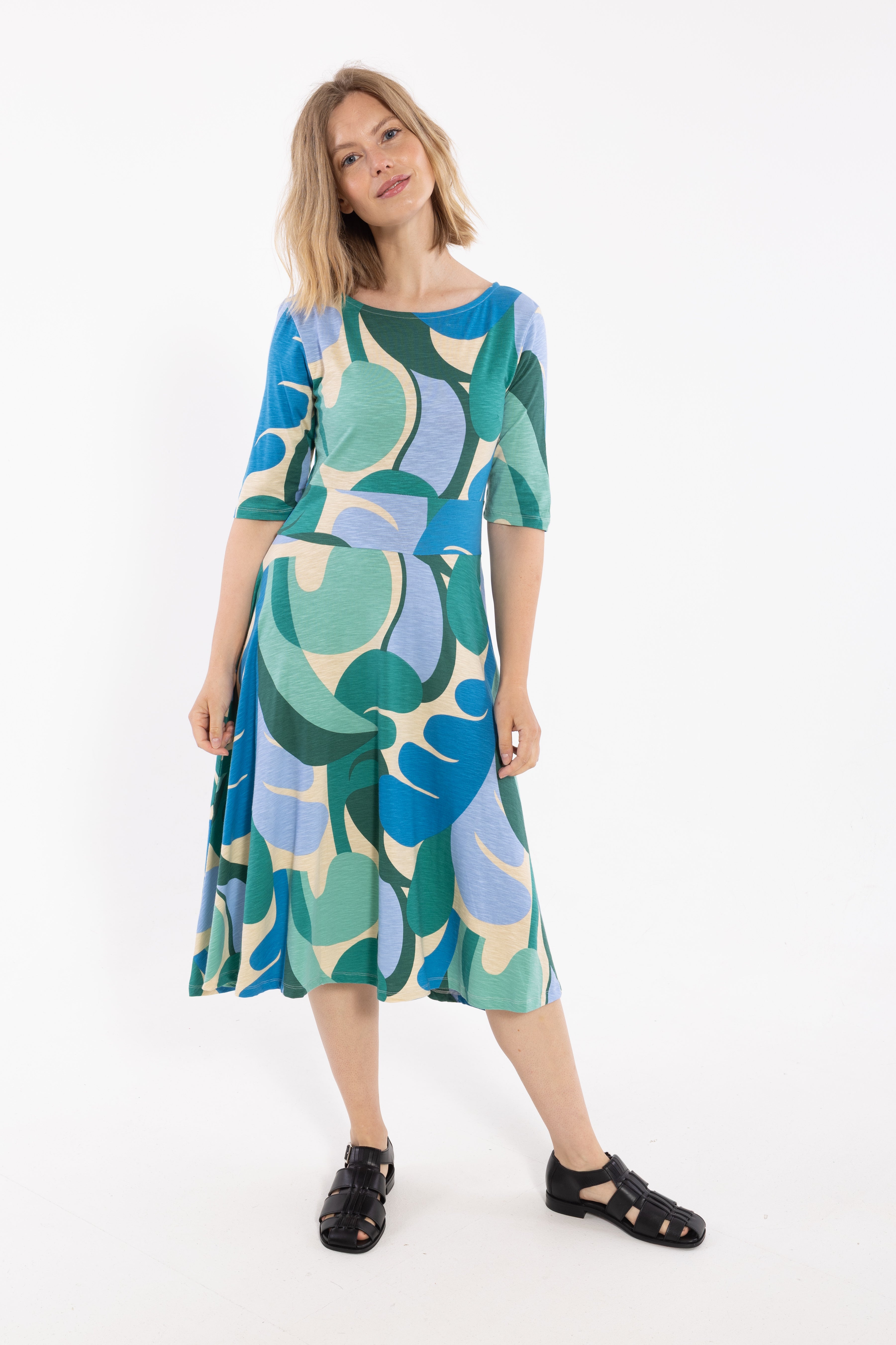 Fin kjole med mønster i beige, blå og grønne nuancer til kvinder