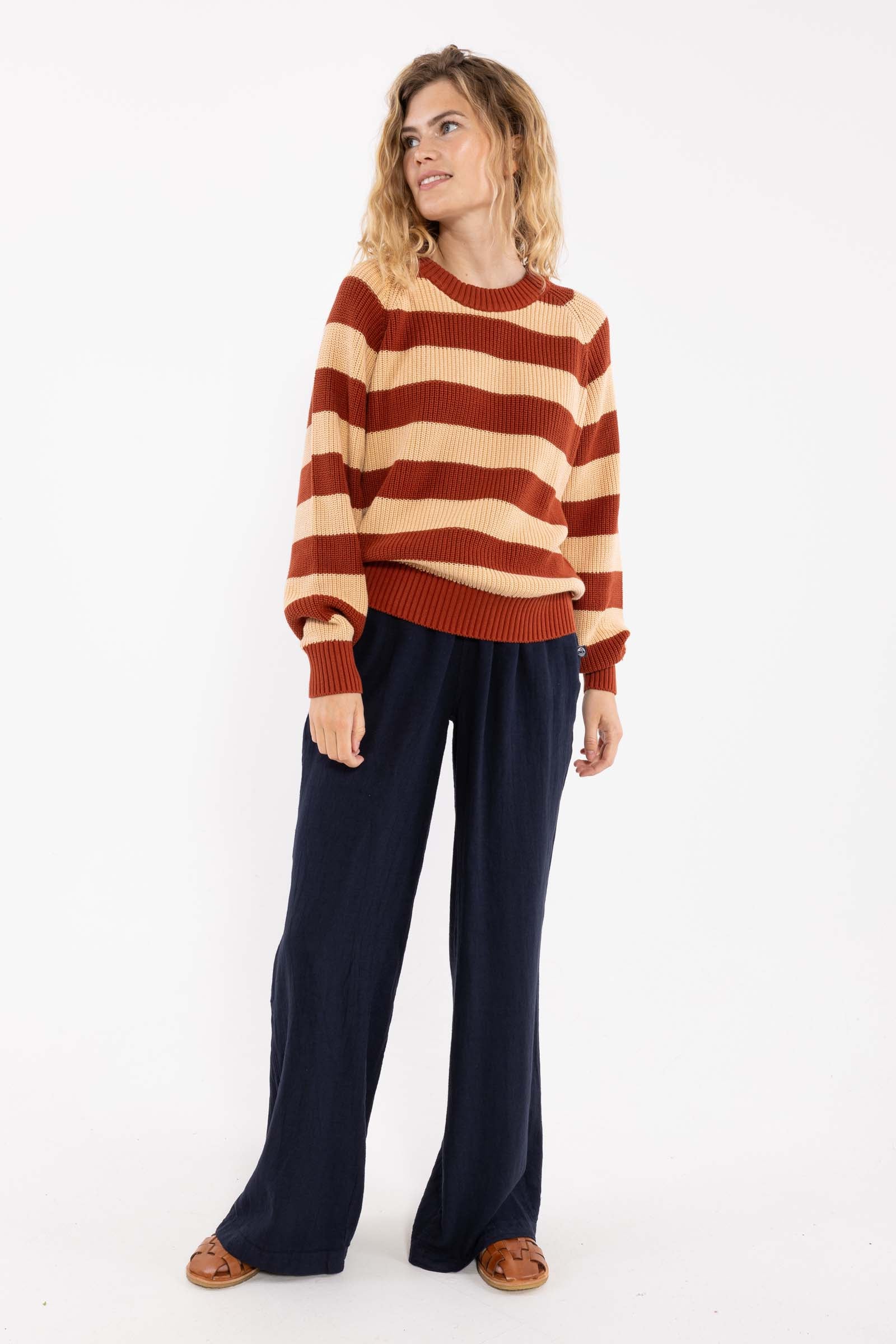 Flot chunky sweater med røde og sandfarvede striber til kvinder