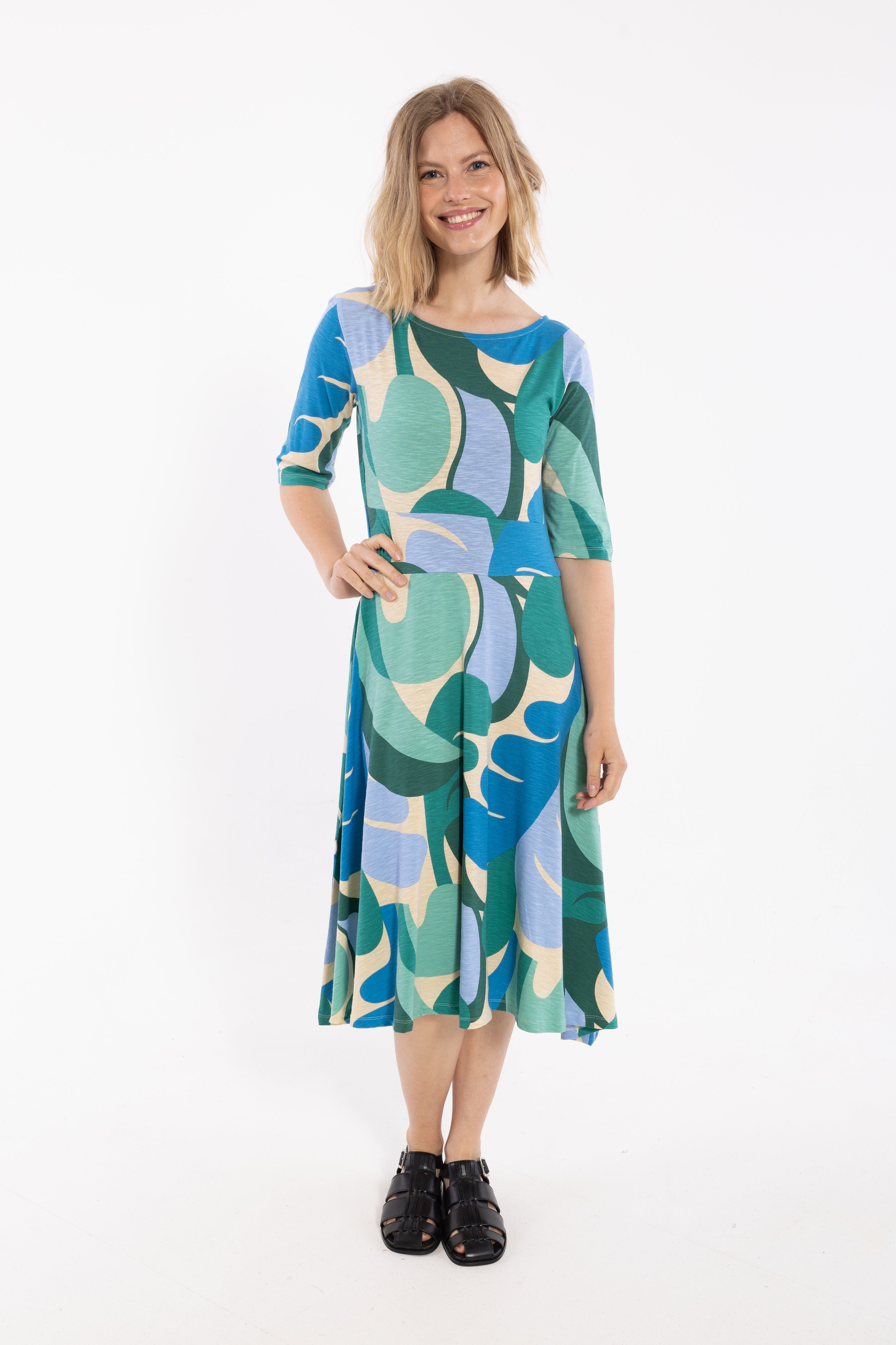 Fin kjole med mønster i beige, blå og grønne nuancer til kvinder