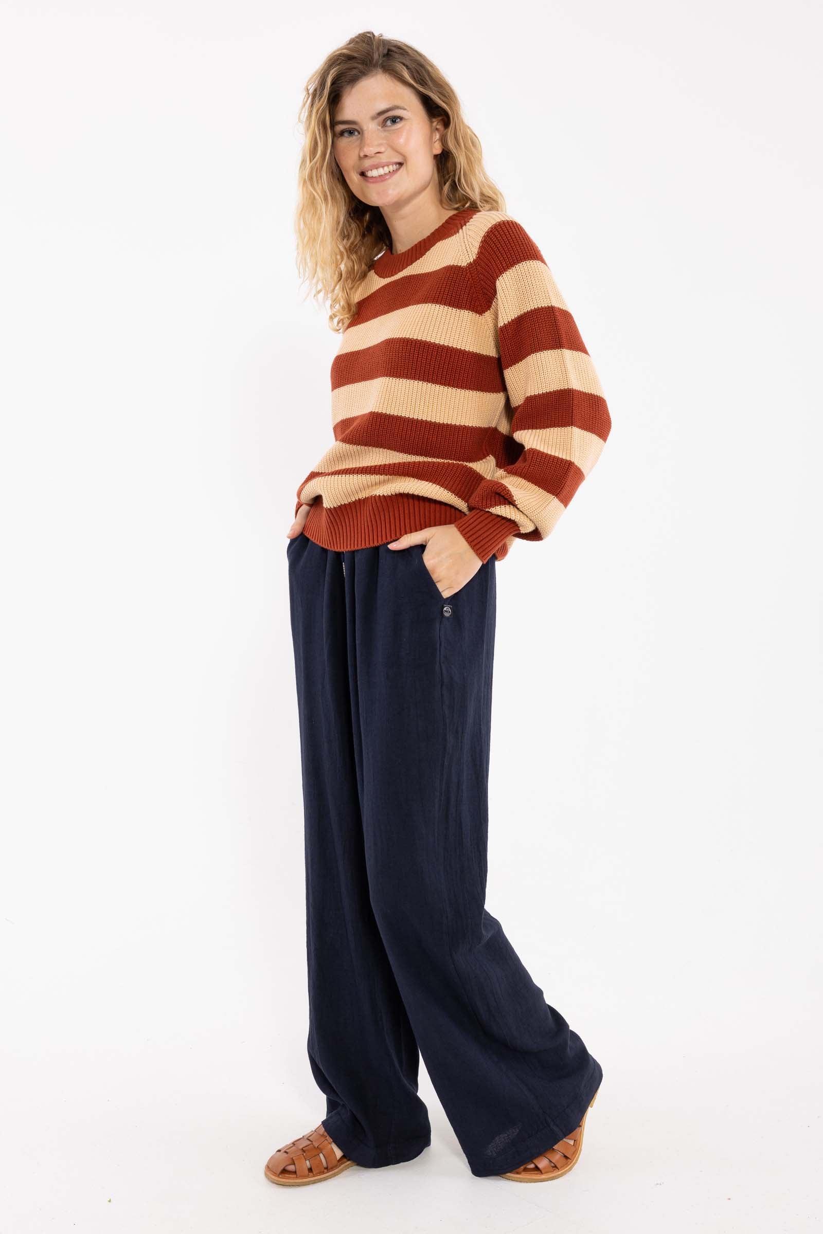 Flot chunky sweater med røde og sandfarvede striber til kvinder