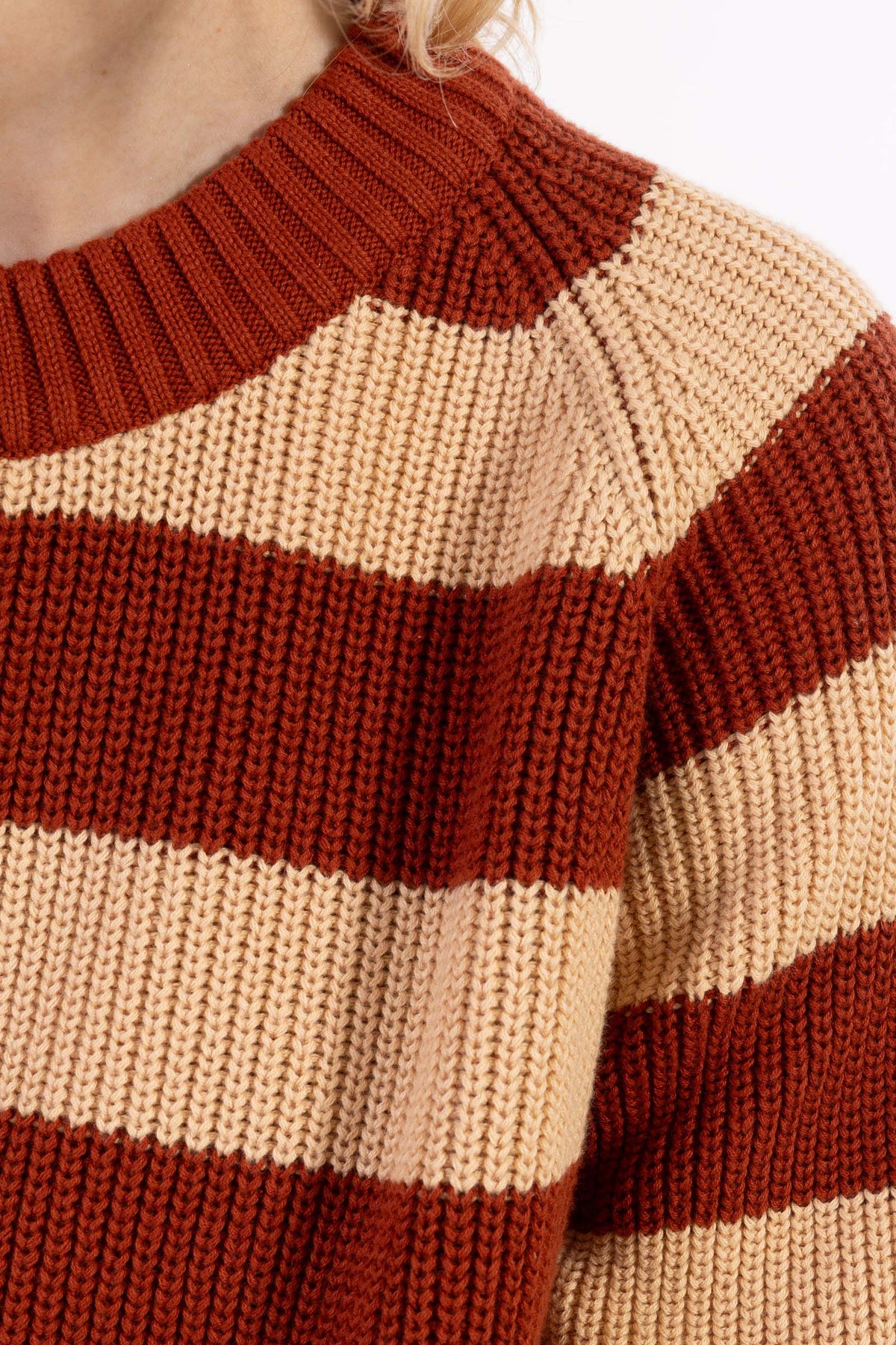 Flot chunky sweater med røde og sandfarvede striber til kvinder
