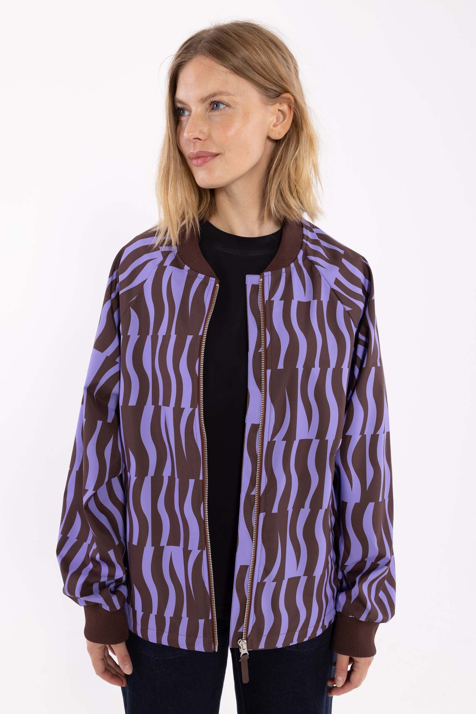 Fin kort jakke i lilla og vinrødt mønster til kvinder