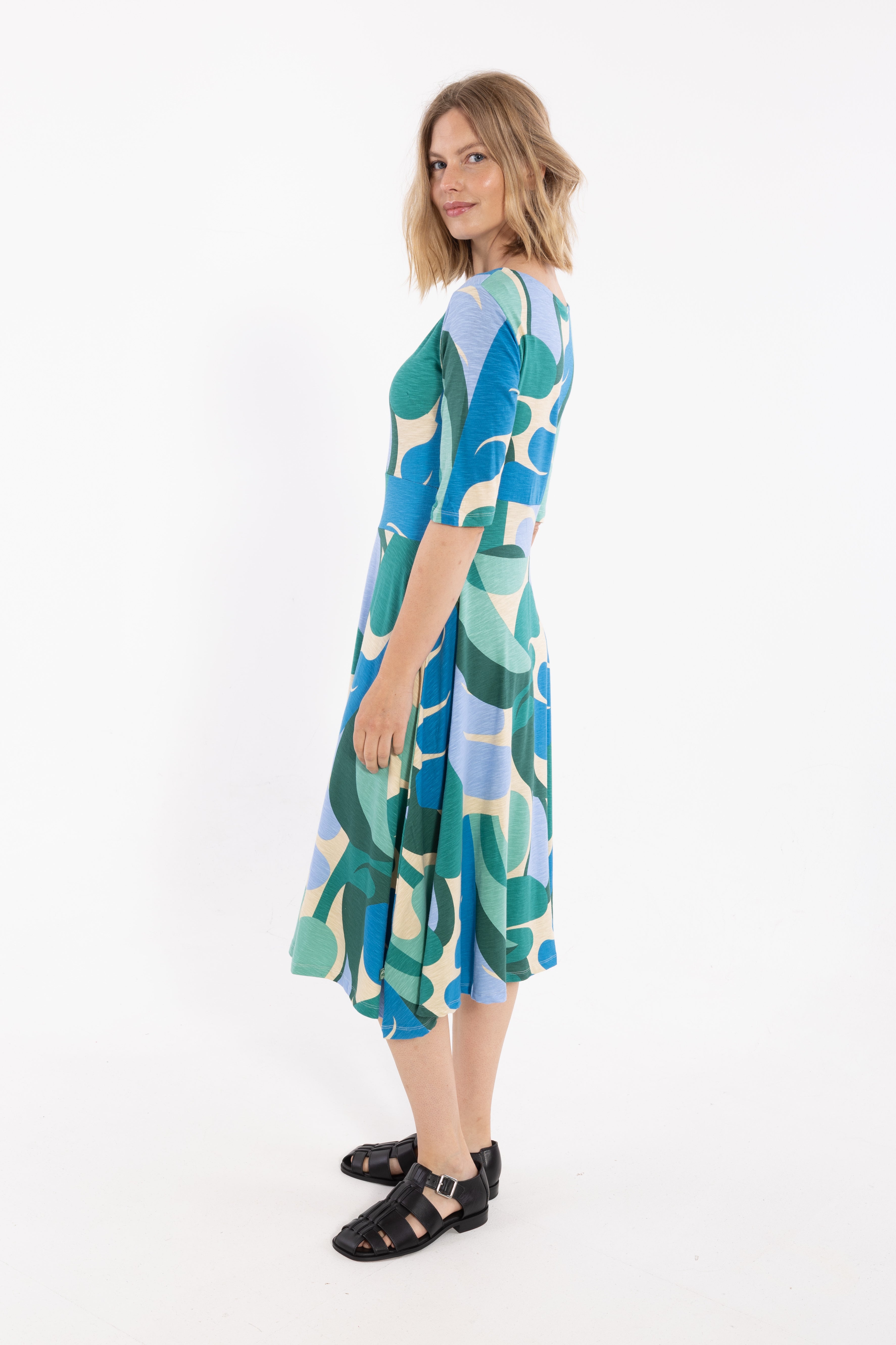 Fin kjole med mønster i beige, blå og grønne nuancer til kvinder