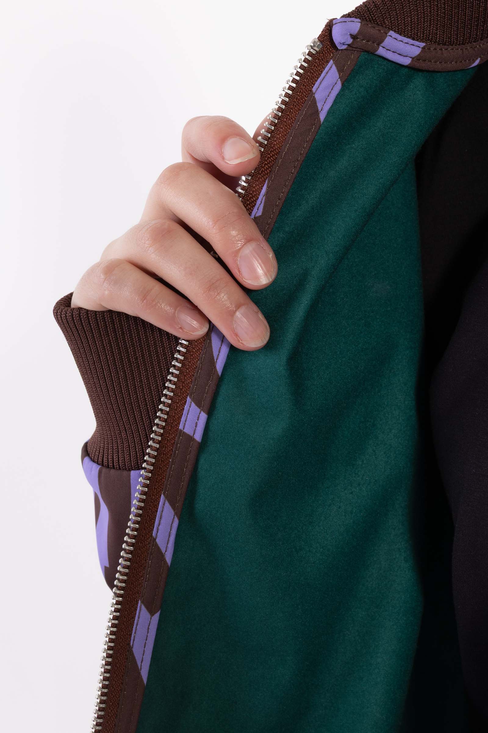 Fin kort jakke i lilla og vinrødt mønster til kvinder