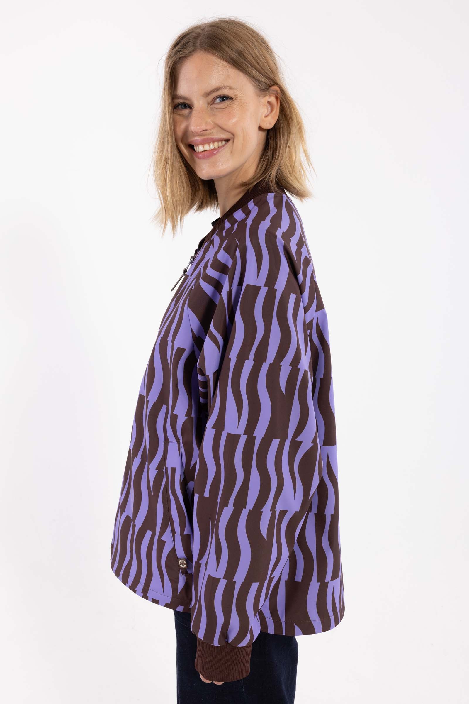 Fin kort jakke i lilla og vinrødt mønster til kvinder